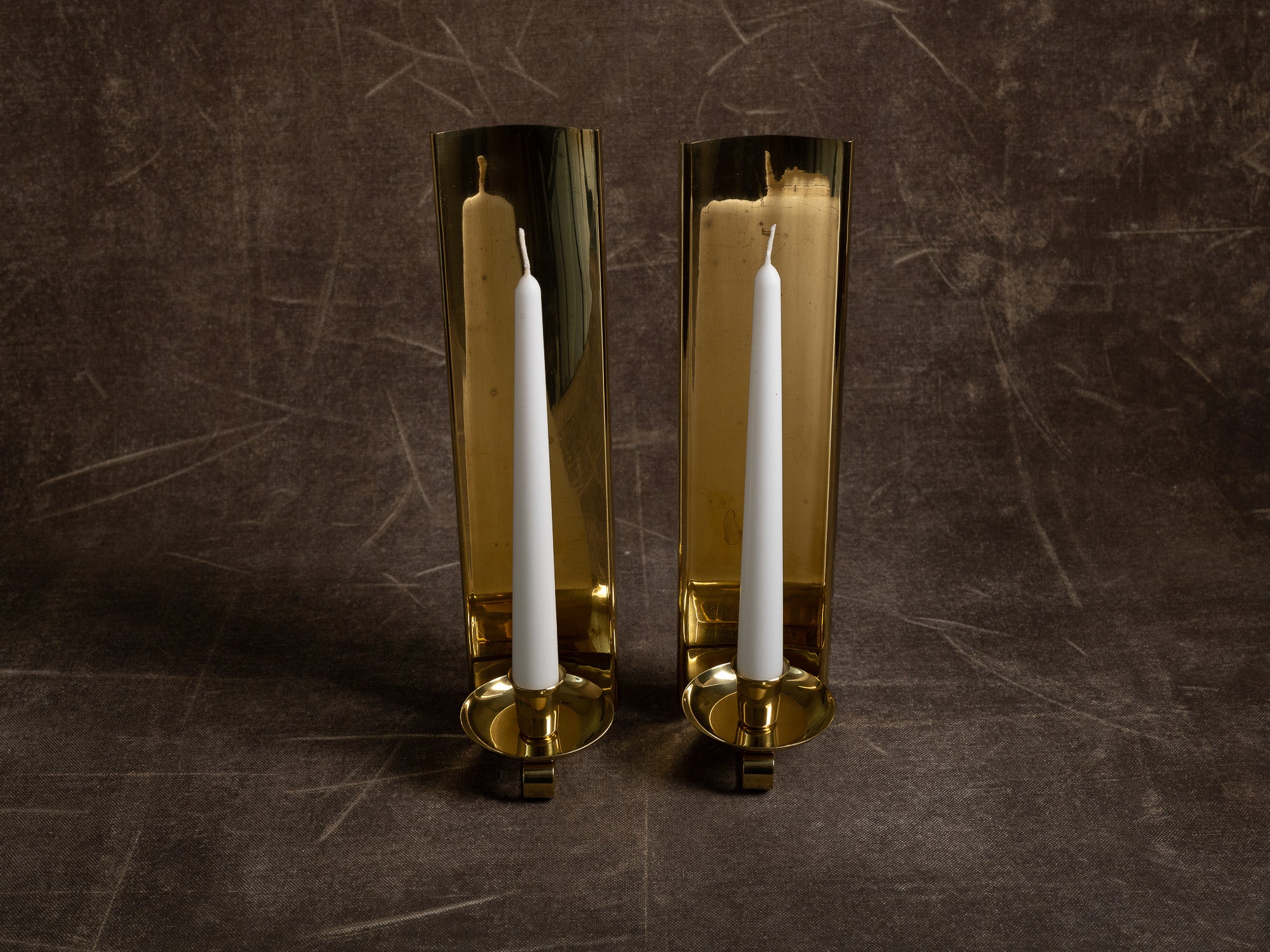 Paire de candélabres miroirs d'appliques en laiton, Suède (vers 1965-70)..Set of 2 modernist brass wall hanging candle holders, Sweden (ca. 1965-70)