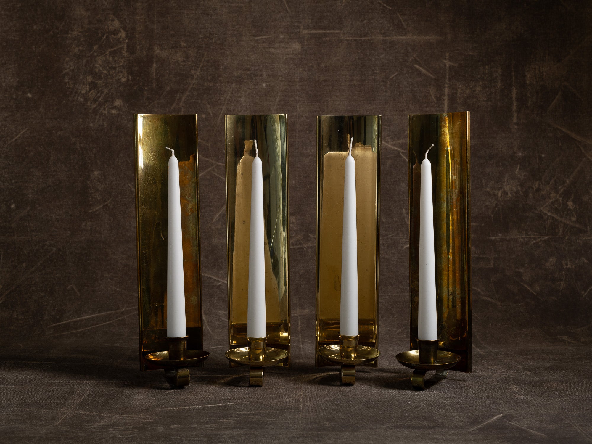Paire de candélabres miroirs d'appliques en laiton, Suède (vers 1965-70)..Set of 2 modernist brass wall hanging candle holders, Sweden (ca. 1965-70)