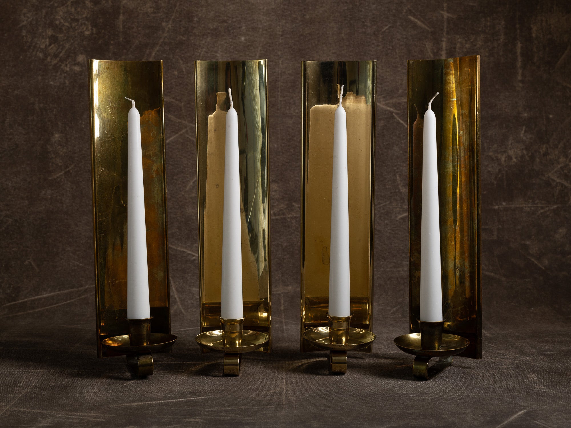 Paire de candélabres miroirs d'appliques en laiton, Suède (vers 1965-70)..Set of 2 modernist brass wall hanging candle holders, Sweden (ca. 1965-70)