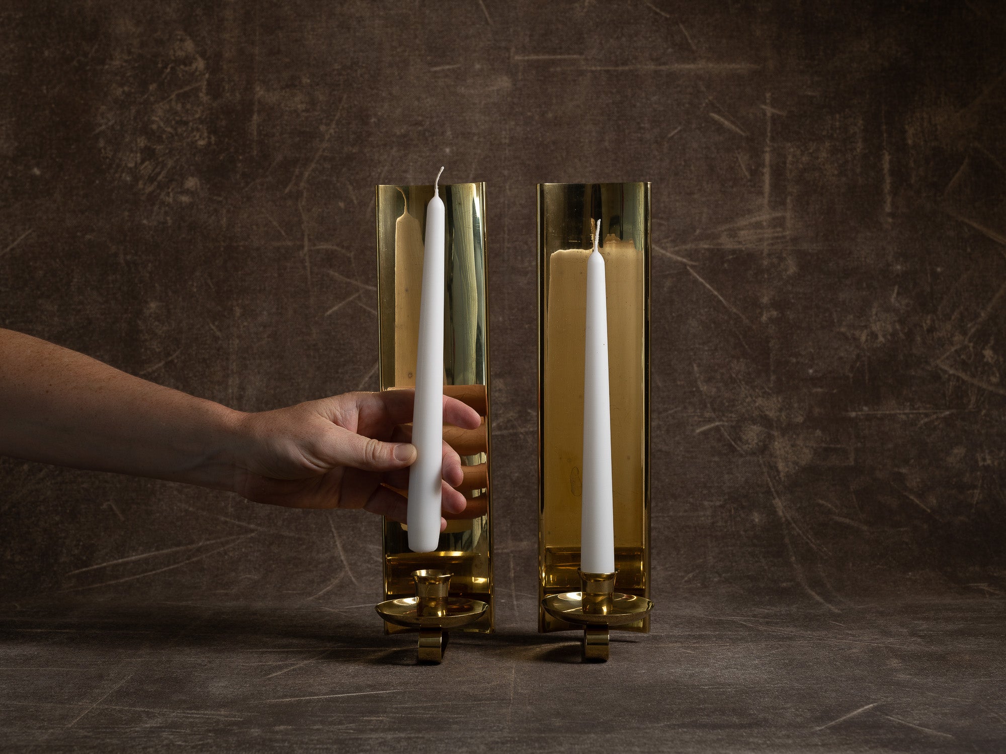Paire de candélabres miroirs d'appliques en laiton, Suède (vers 1965-70)..Set of 2 modernist brass wall hanging candle holders, Sweden (ca. 1965-70)