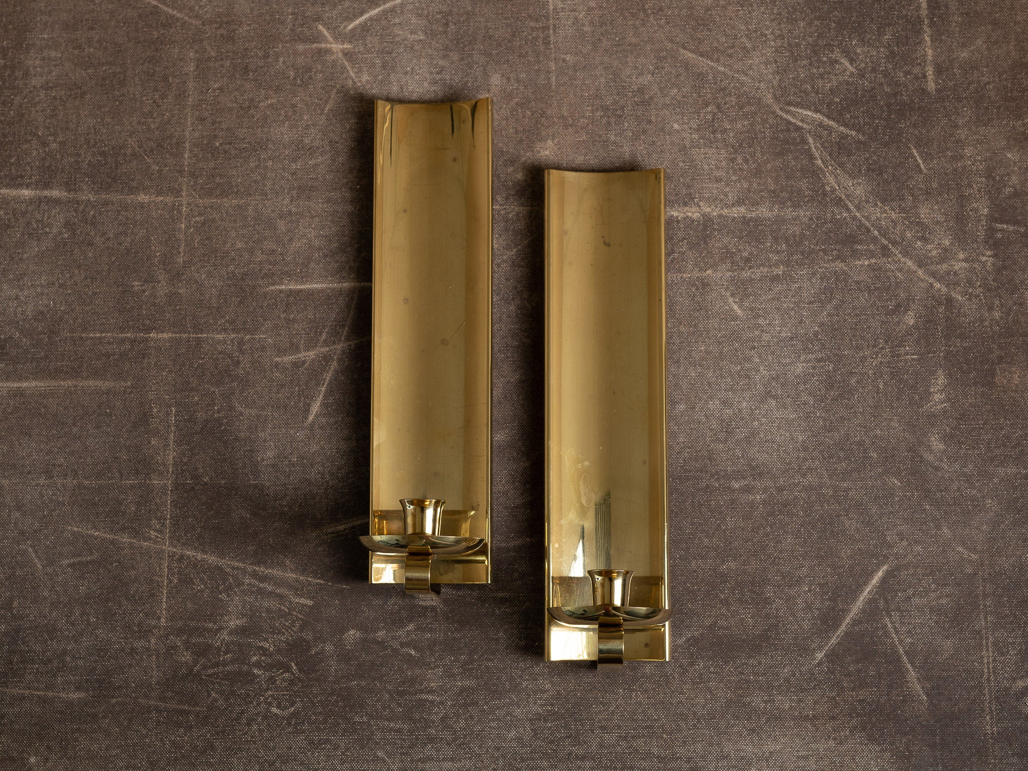 Paire de candélabres miroirs d'appliques en laiton, Suède (vers 1965-70)..Set of 2 modernist brass wall hanging candle holders, Sweden (ca. 1965-70)