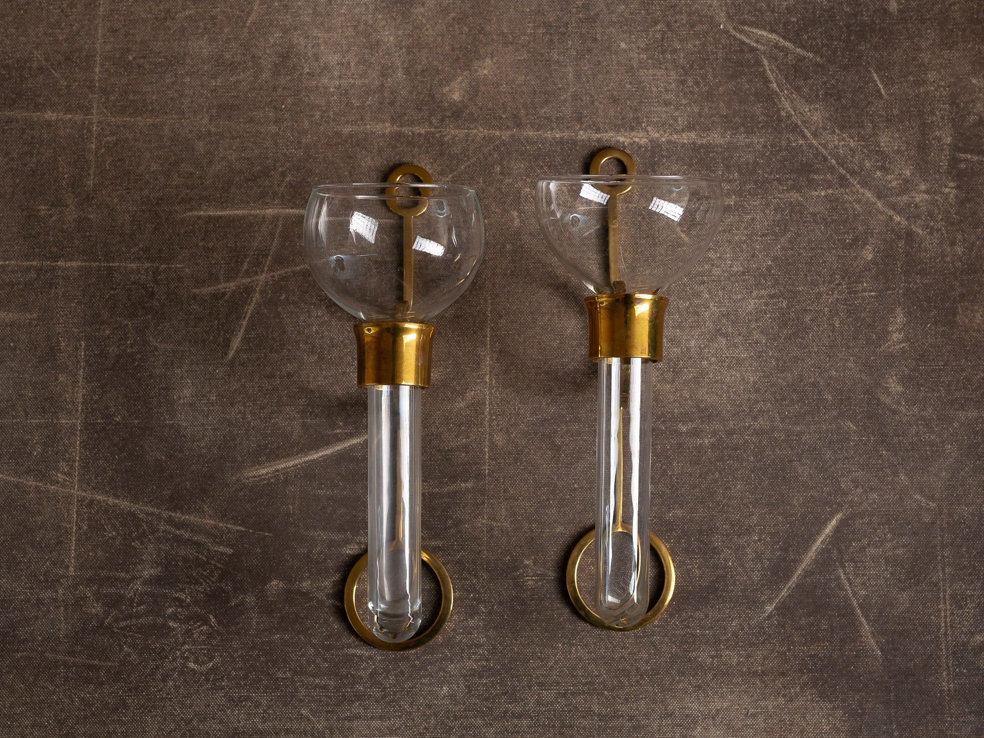 Paire de candélabres / vases muraux en verre et laiton d'inspiration néo-classiques, Suède (vers 1965-70)..Set of 2 neo classical brass & glass wall hanging vases / candle holders, Sweden (ca. 1965-70)