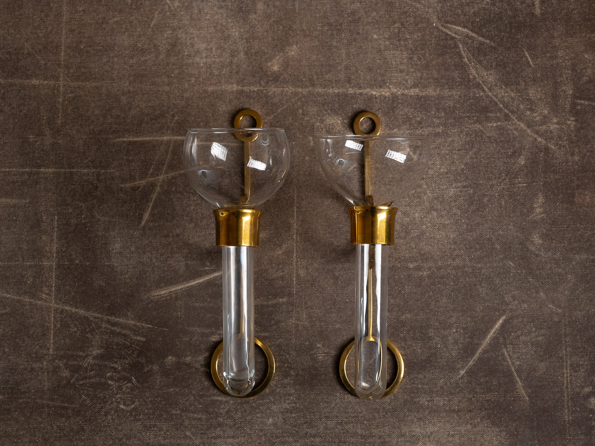 Paire de candélabres / vases muraux en verre et laiton d'inspiration néo-classiques, Suède (vers 1965-70)..Set of 2 neo classical brass & glass wall hanging vases / candle holders, Sweden (ca. 1965-70)