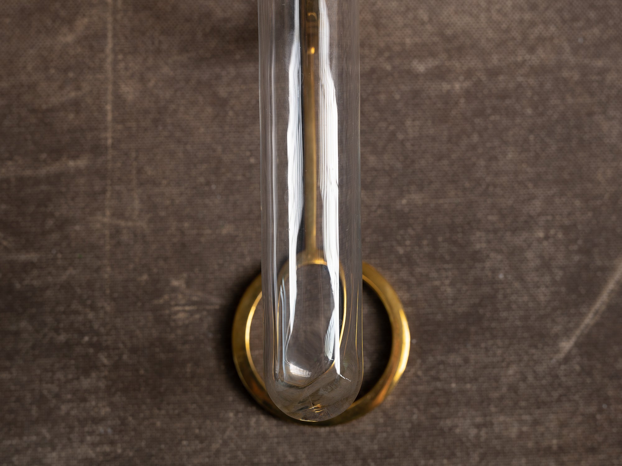 Paire de candélabres / vases muraux en verre et laiton d'inspiration néo-classiques, Suède (vers 1965-70)..Set of 2 neo classical brass & glass wall hanging vases / candle holders, Sweden (ca. 1965-70)