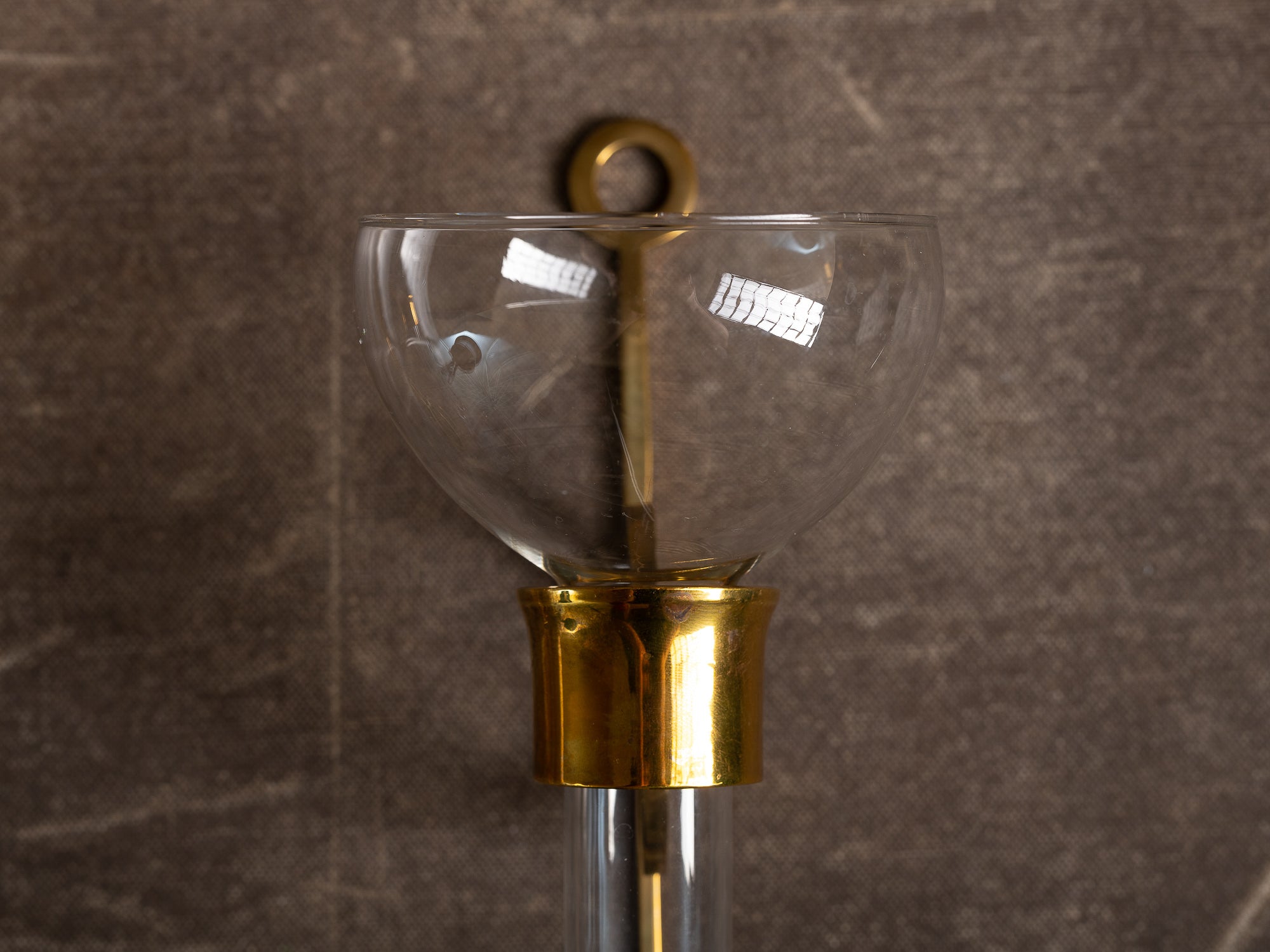 Paire de candélabres / vases muraux en verre et laiton d'inspiration néo-classiques, Suède (vers 1965-70)..Set of 2 neo classical brass & glass wall hanging vases / candle holders, Sweden (ca. 1965-70)