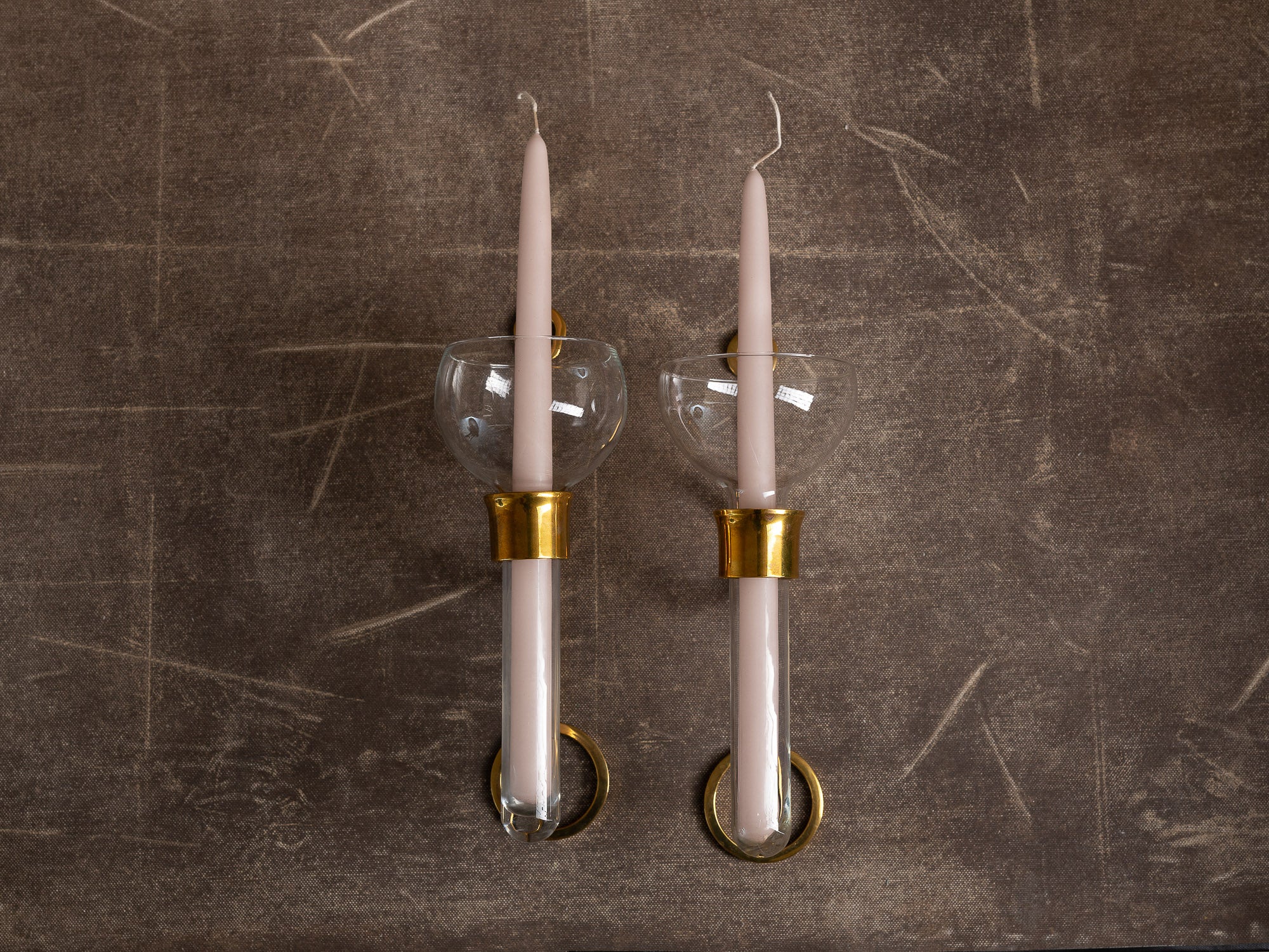 Paire de candélabres / vases muraux en verre et laiton d'inspiration néo-classiques, Suède (vers 1965-70)..Set of 2 neo classical brass & glass wall hanging vases / candle holders, Sweden (ca. 1965-70)
