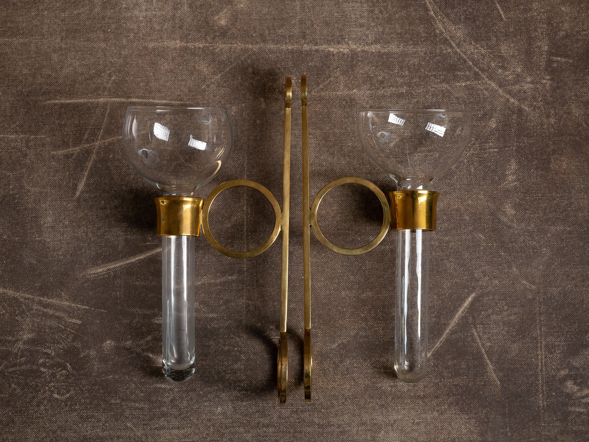Paire de candélabres / vases muraux en verre et laiton d'inspiration néo-classiques, Suède (vers 1965-70)..Set of 2 neo classical brass & glass wall hanging vases / candle holders, Sweden (ca. 1965-70)