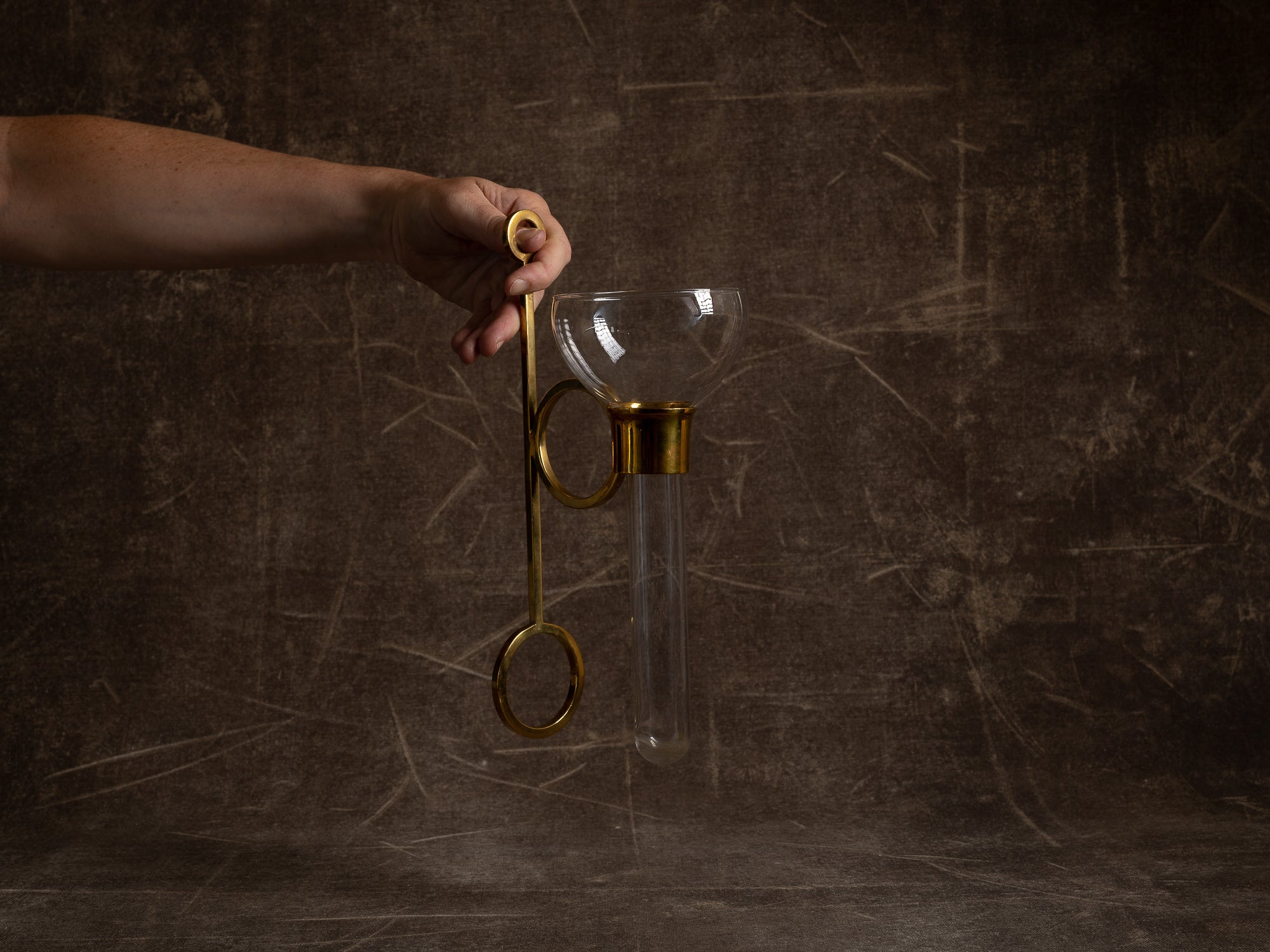 Paire de candélabres / vases muraux en verre et laiton d'inspiration néo-classiques, Suède (vers 1965-70)..Set of 2 neo classical brass & glass wall hanging vases / candle holders, Sweden (ca. 1965-70)