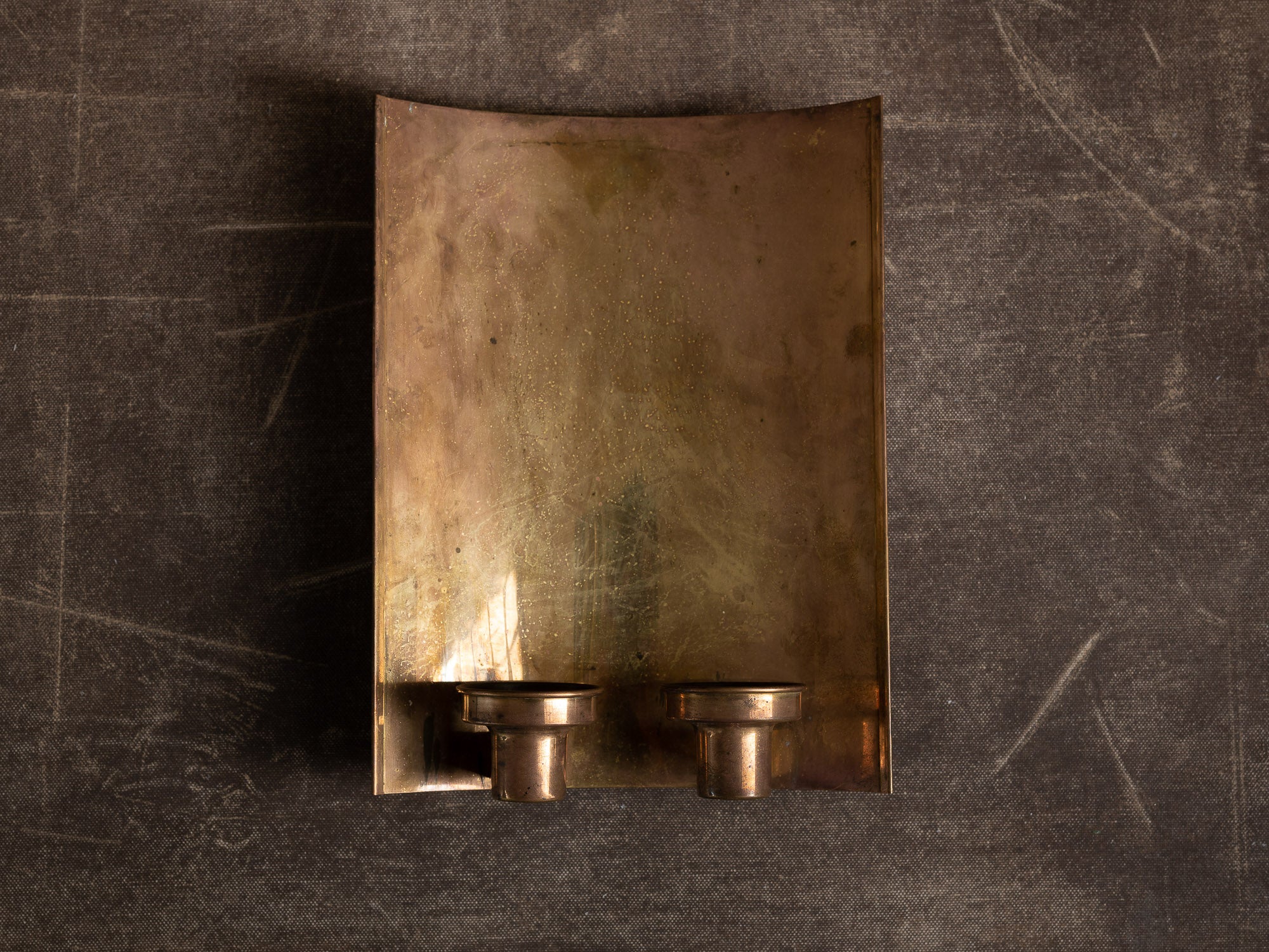 Important candélabre d'applique moderniste à deux lumières en laiton, Danemark (vers 1965-70)..Large unique modernist brass wall hanging candle holders, Denmark (ca. 1965-70)