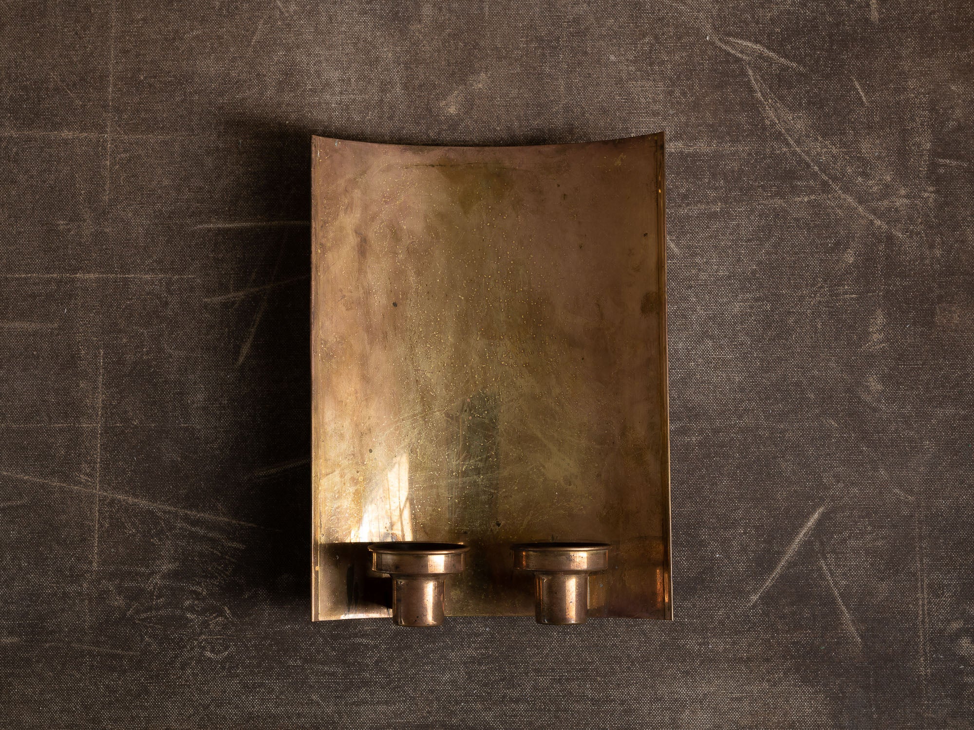 Important candélabre d'applique moderniste à deux lumières en laiton, Danemark (vers 1965-70)..Large unique modernist brass wall hanging candle holders, Denmark (ca. 1965-70)