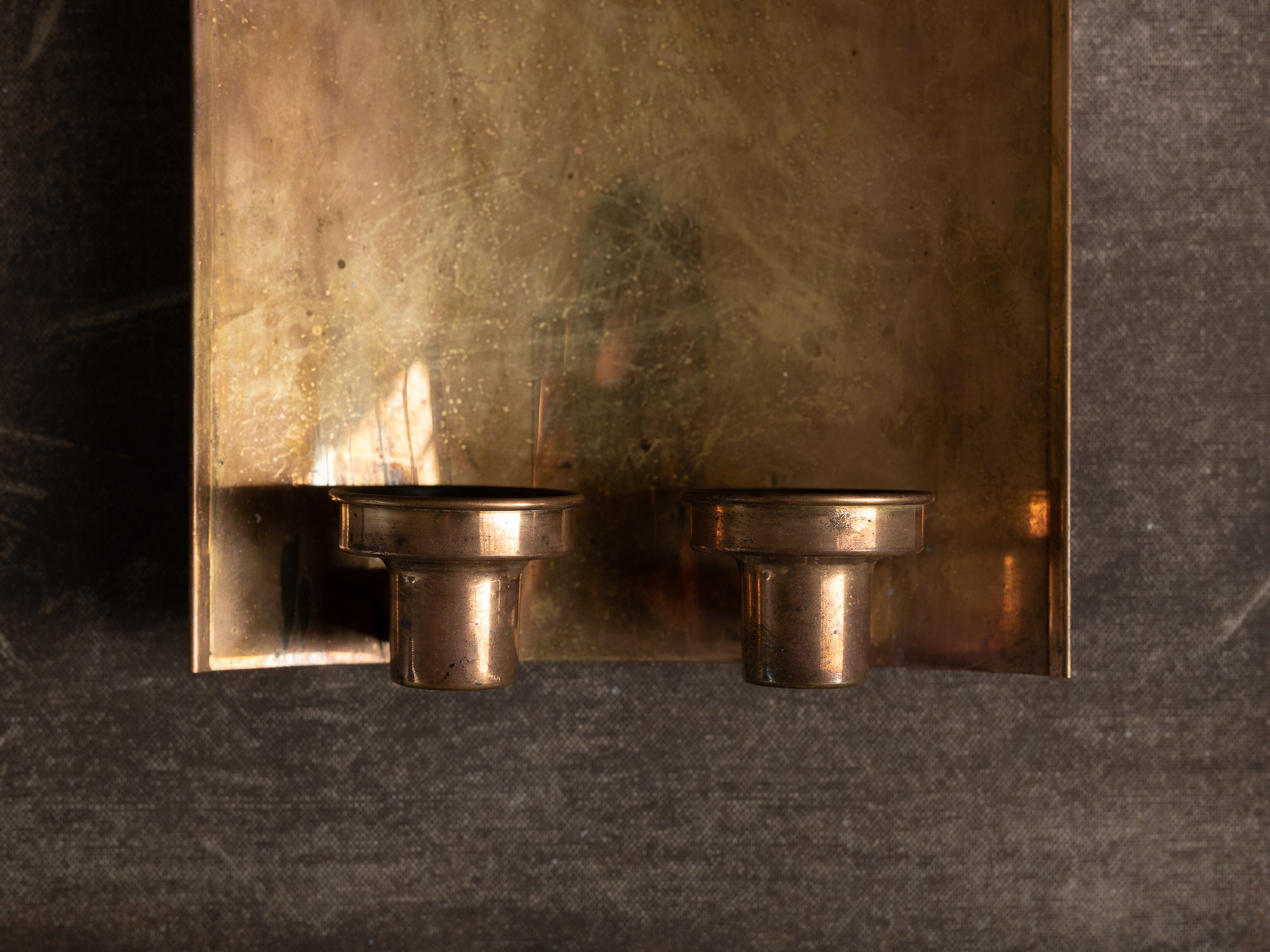 Important candélabre d'applique moderniste à deux lumières en laiton, Danemark (vers 1965-70)..Large unique modernist brass wall hanging candle holders, Denmark (ca. 1965-70)