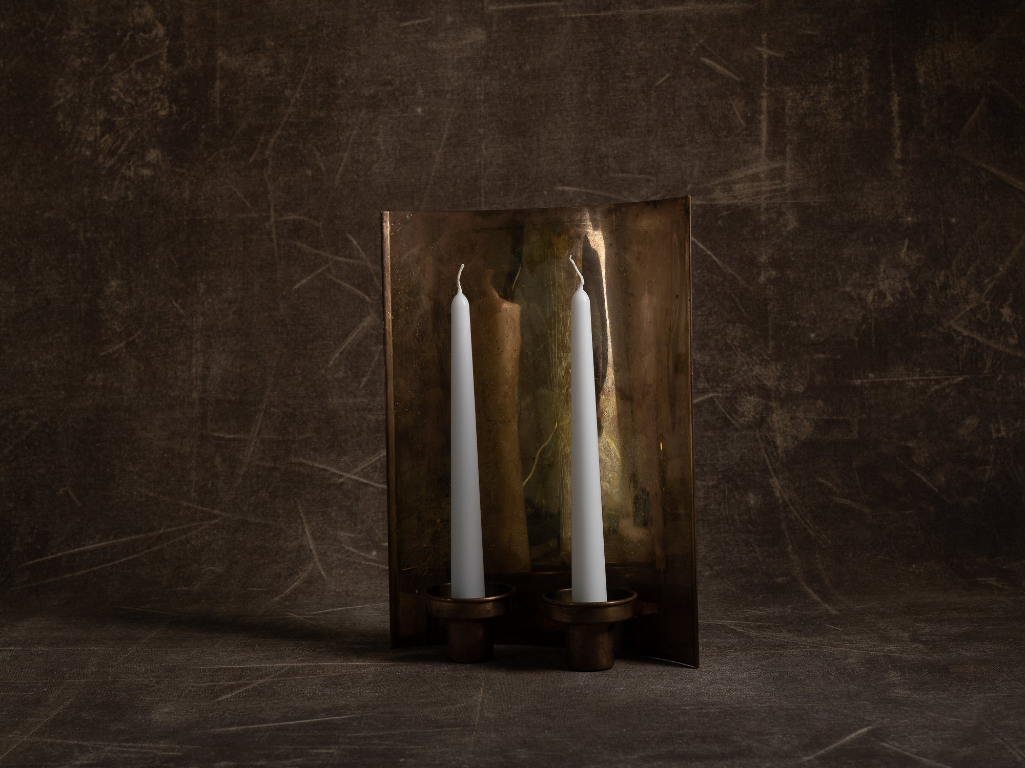Important candélabre d'applique moderniste à deux lumières en laiton, Danemark (vers 1965-70)..Large unique modernist brass wall hanging candle holders, Denmark (ca. 1965-70)