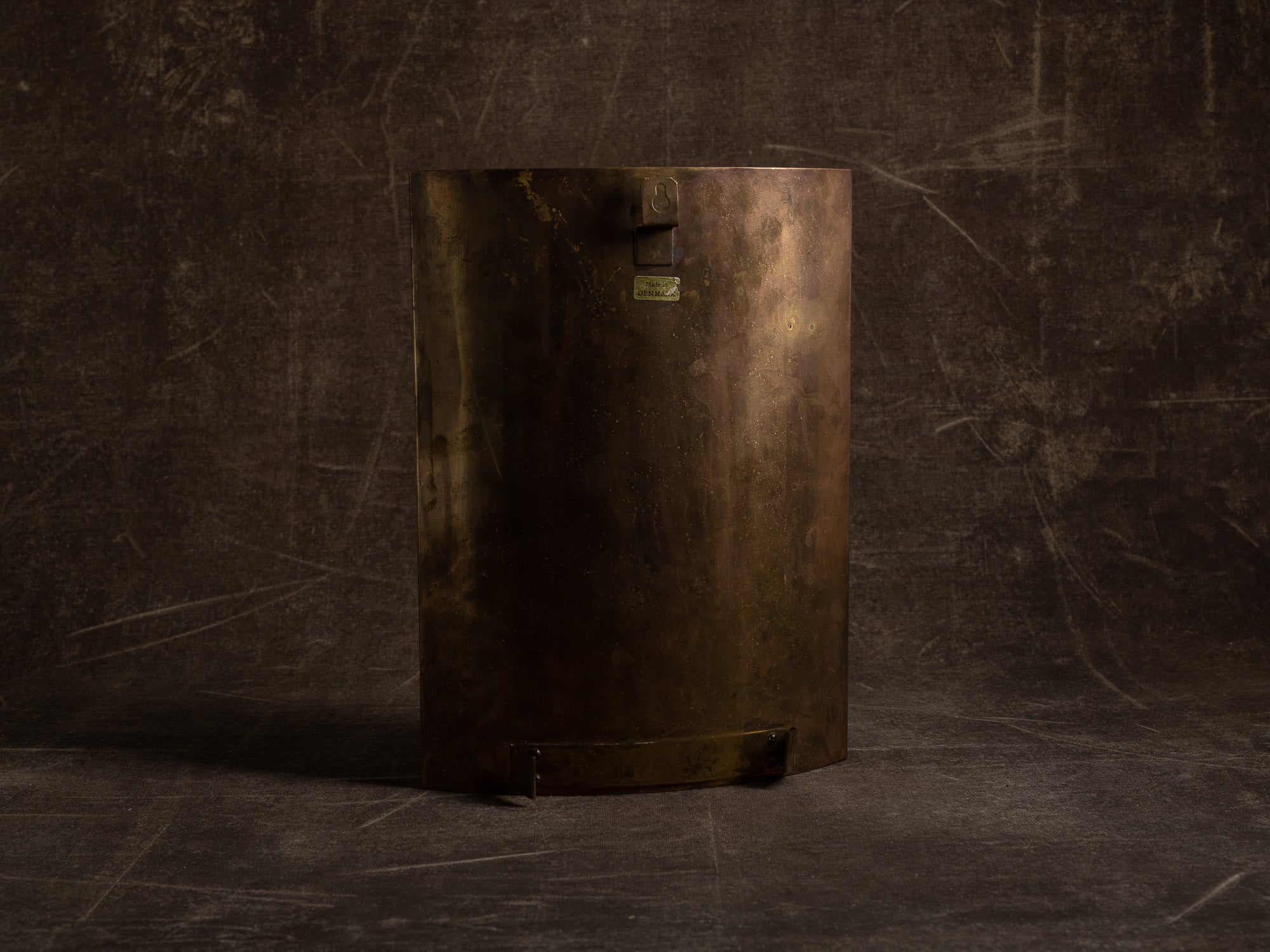 Important candélabre d'applique moderniste à deux lumières en laiton, Danemark (vers 1965-70)..Large unique modernist brass wall hanging candle holders, Denmark (ca. 1965-70)