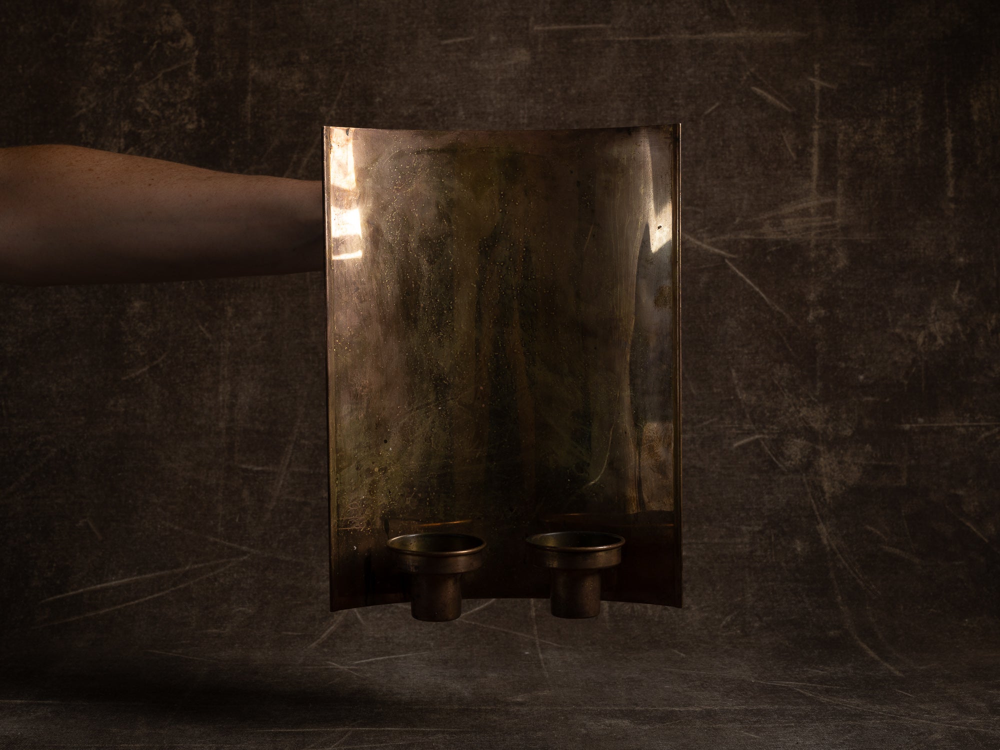 Important candélabre d'applique moderniste à deux lumières en laiton, Danemark (vers 1965-70)..Large unique modernist brass wall hanging candle holders, Denmark (ca. 1965-70)
