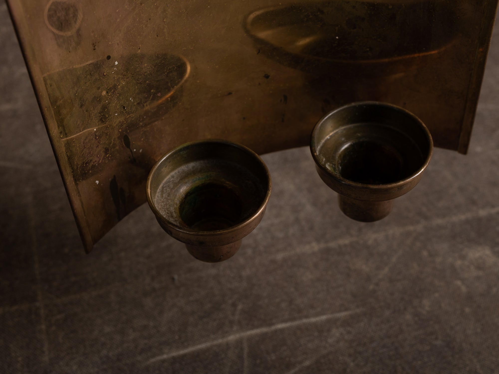Important candélabre d'applique moderniste à deux lumières en laiton, Danemark (vers 1965-70)..Large unique modernist brass wall hanging candle holders, Denmark (ca. 1965-70)