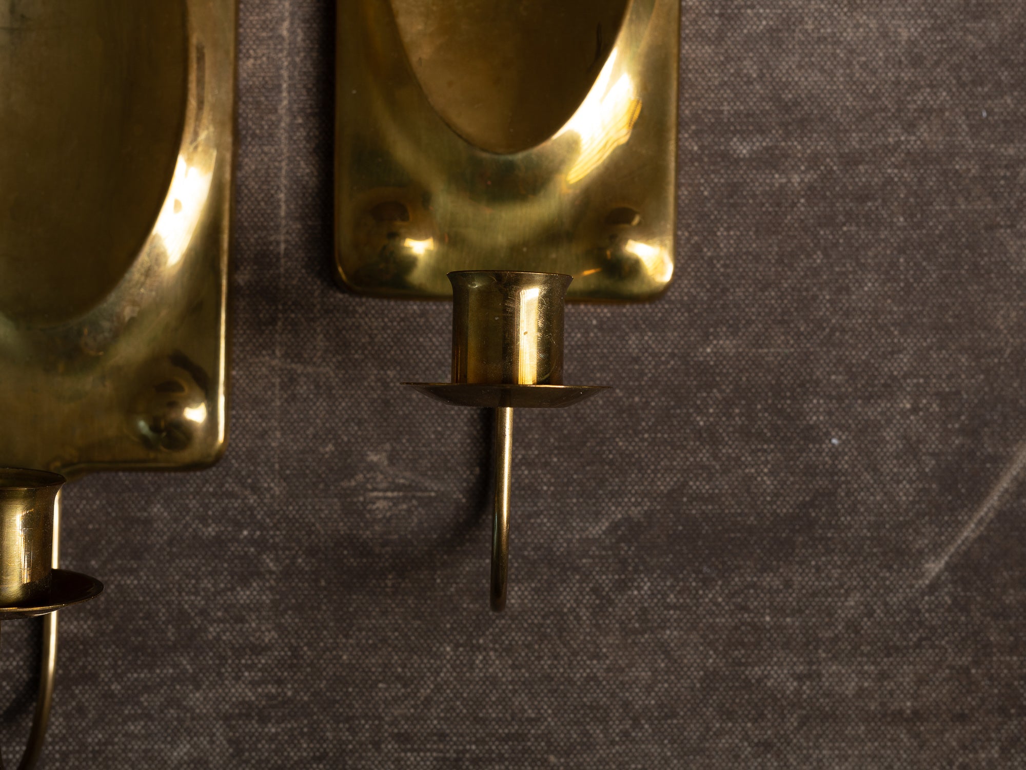 Paire de candélabres / miroirs d'appliques mureaux en laiton, Suède (vers 1960)..Set of 2 gustavian brass wall hanging candle holders, Sweden (ca. 1960)