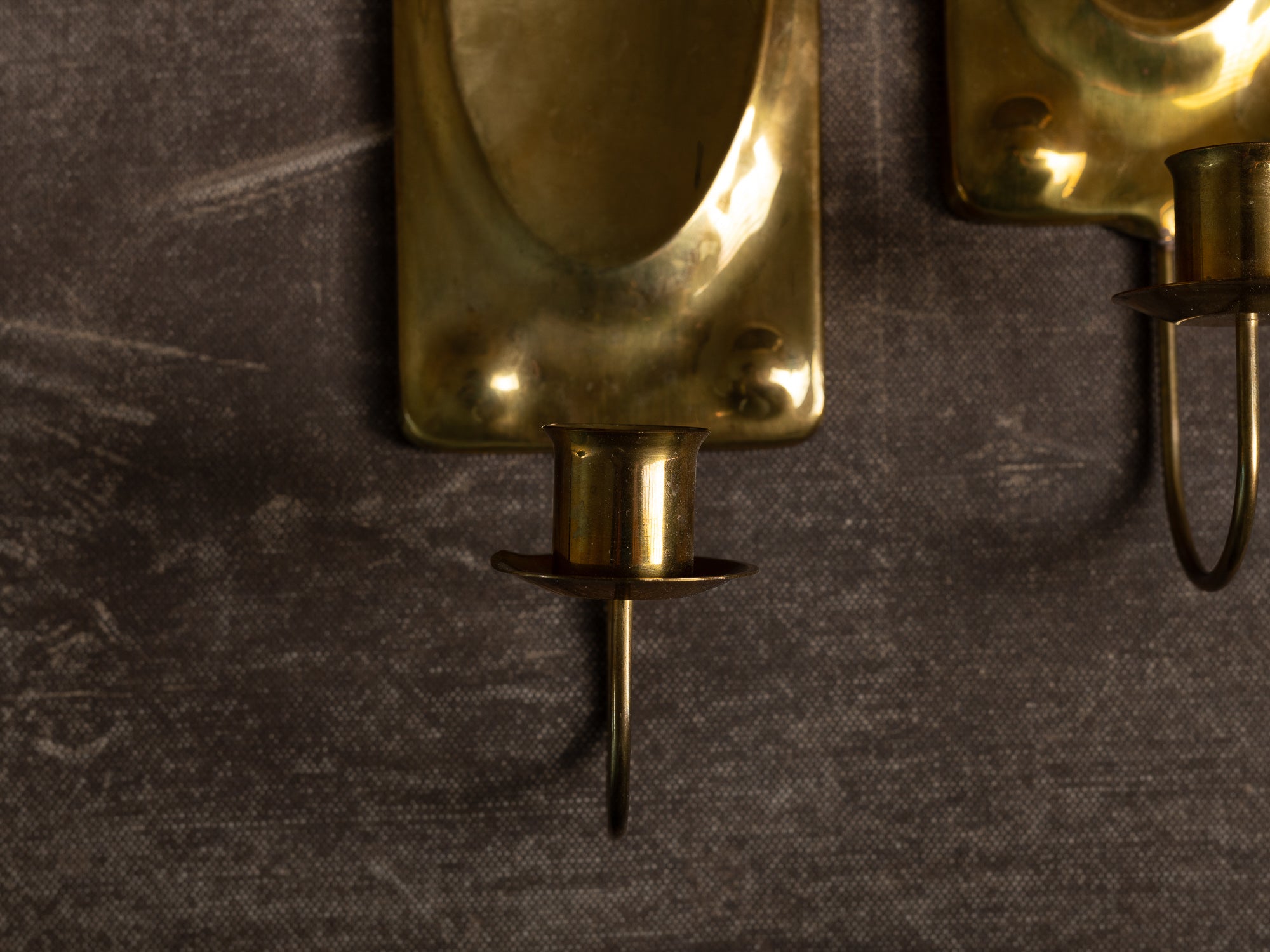 Paire de candélabres / miroirs d'appliques mureaux en laiton, Suède (vers 1960)..Set of 2 gustavian brass wall hanging candle holders, Sweden (ca. 1960)