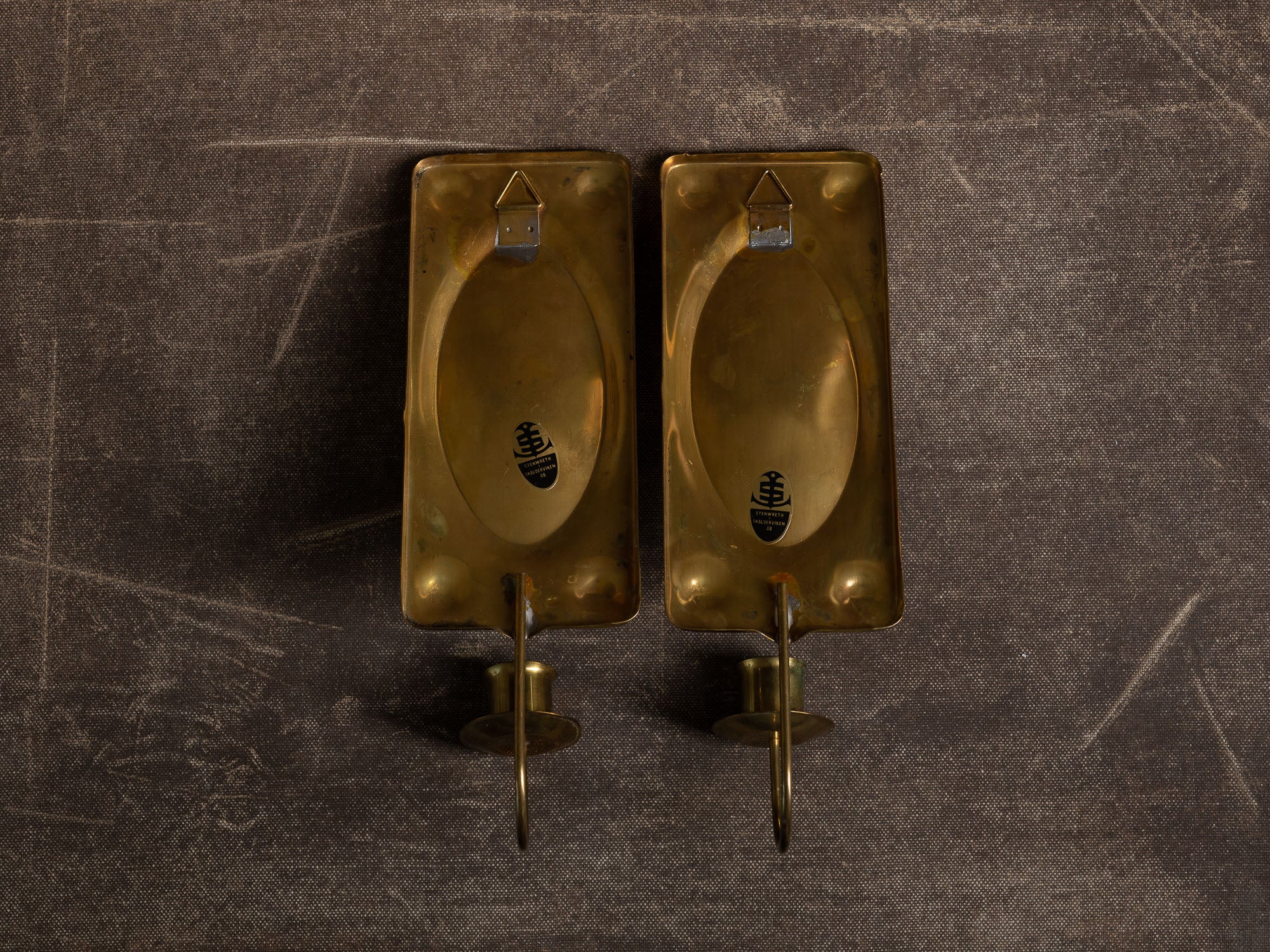 Paire de candélabres / miroirs d'appliques mureaux en laiton, Suède (vers 1960)..Set of 2 gustavian brass wall hanging candle holders, Sweden (ca. 1960)