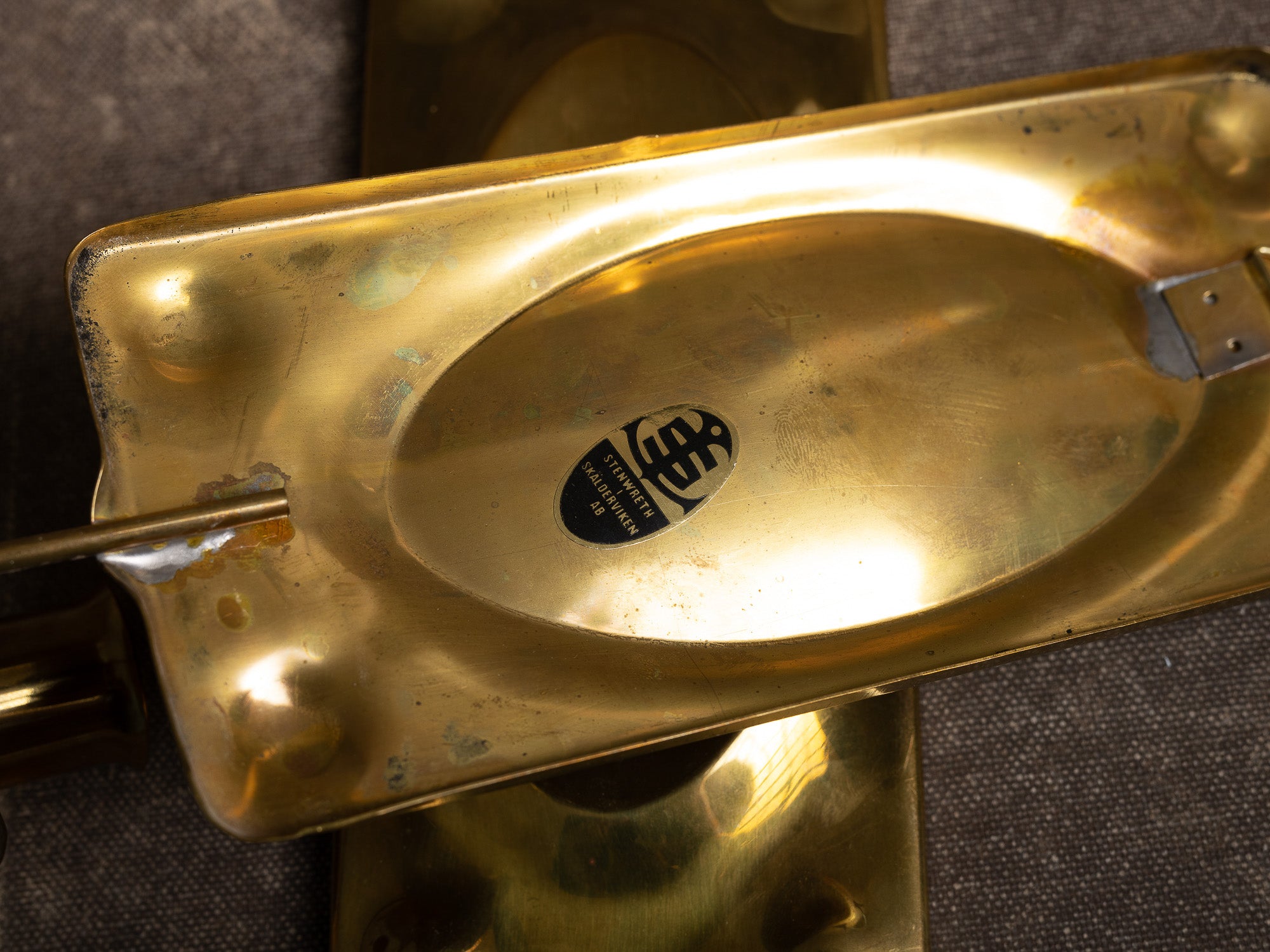 Paire de candélabres / miroirs d'appliques mureaux en laiton, Suède (vers 1960)..Set of 2 gustavian brass wall hanging candle holders, Sweden (ca. 1960)