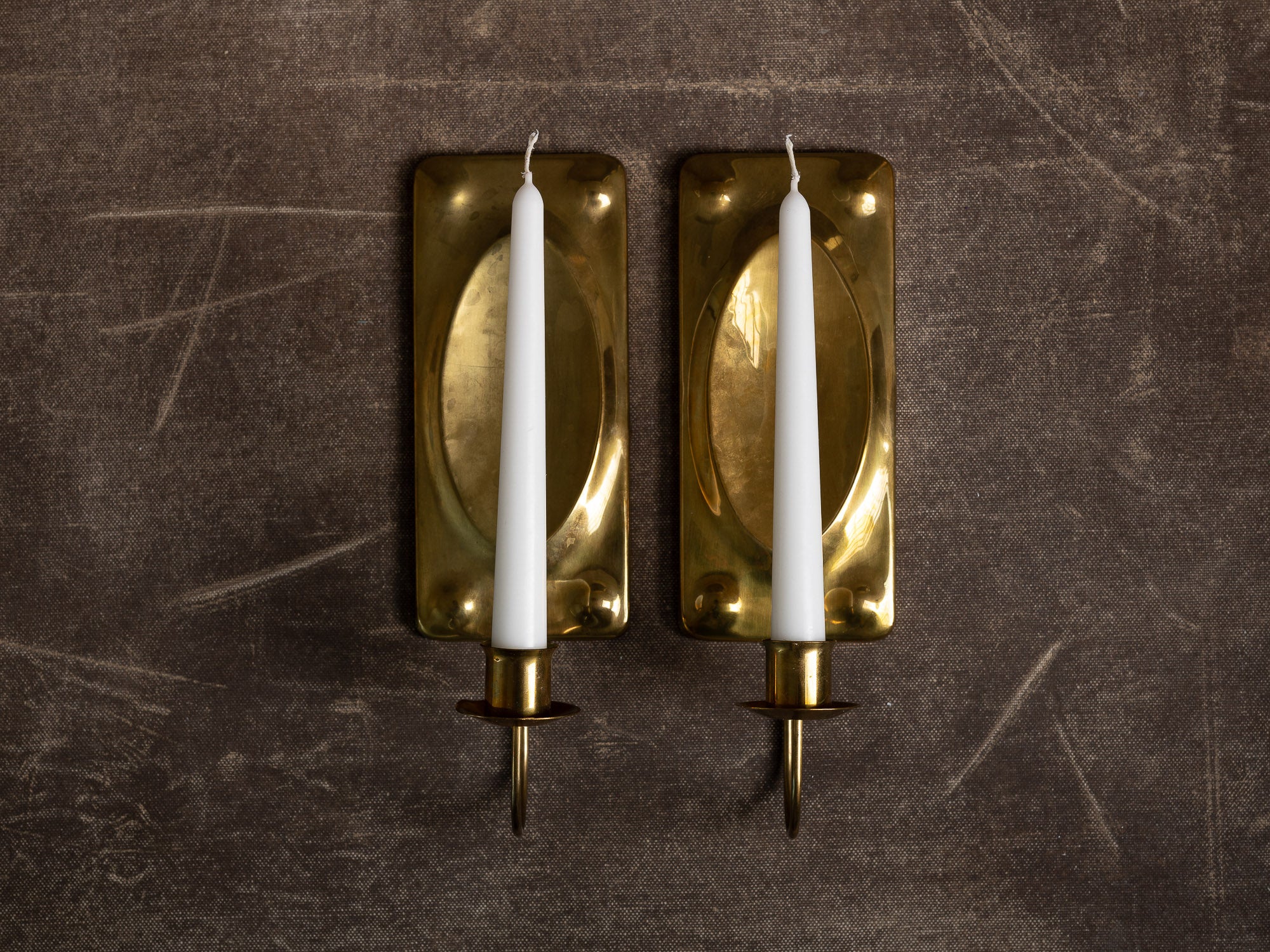 Paire de candélabres / miroirs d'appliques mureaux en laiton, Suède (vers 1960)..Set of 2 gustavian brass wall hanging candle holders, Sweden (ca. 1960)