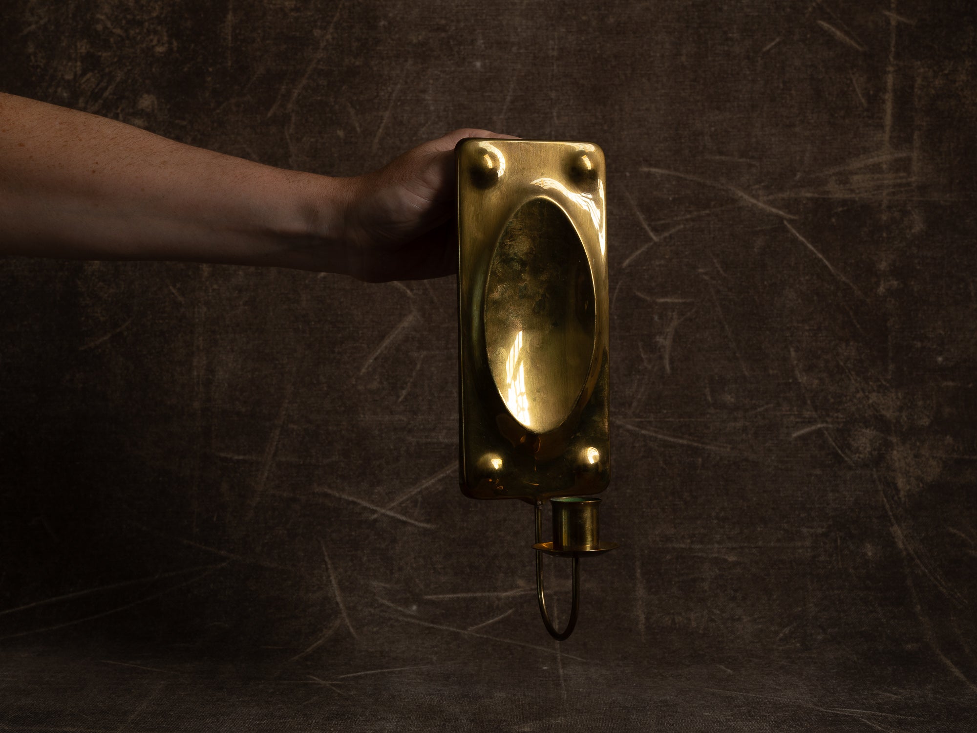 Paire de candélabres / miroirs d'appliques mureaux en laiton, Suède (vers 1960)..Set of 2 gustavian brass wall hanging candle holders, Sweden (ca. 1960)