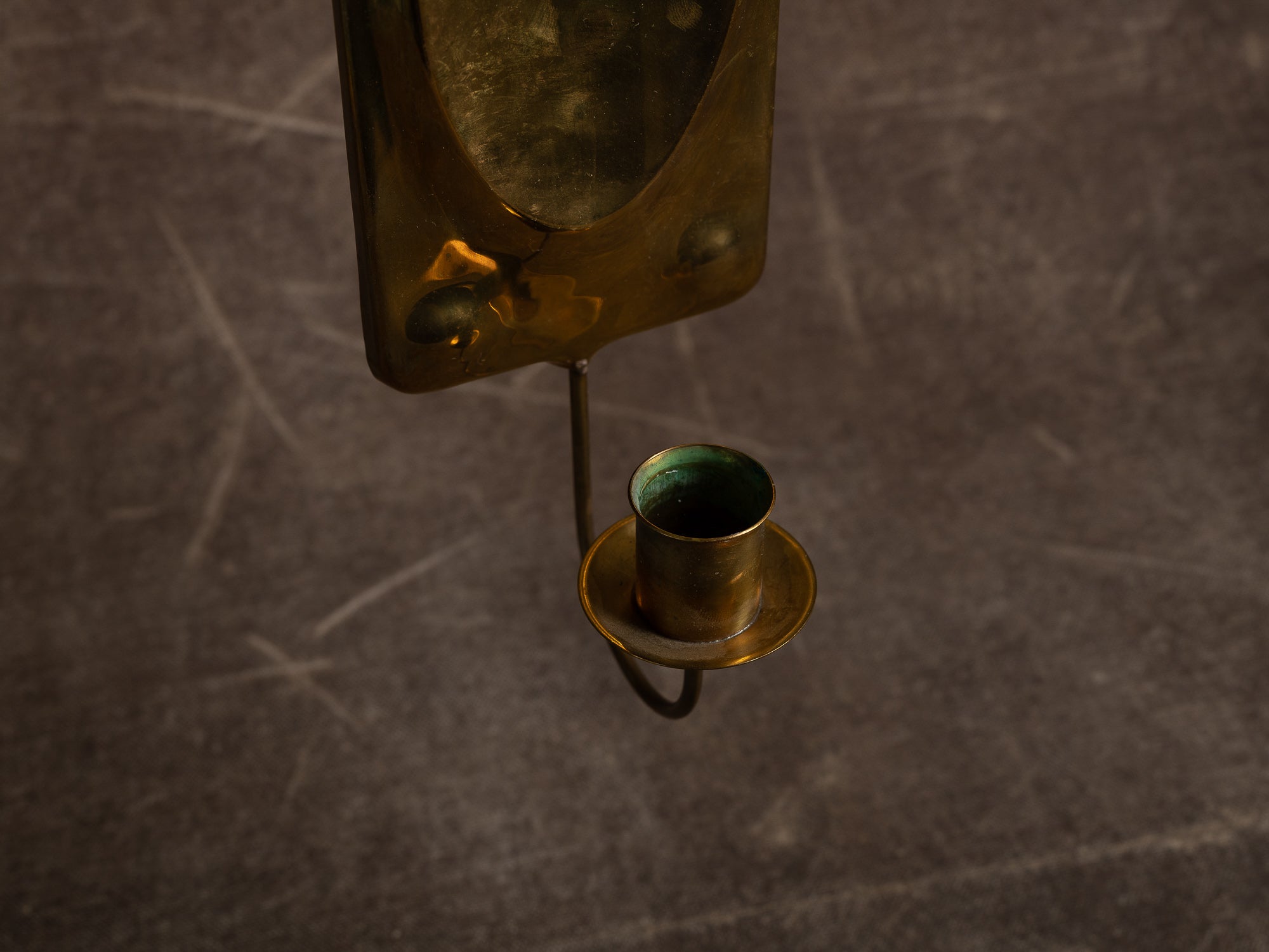 Paire de candélabres / miroirs d'appliques mureaux en laiton, Suède (vers 1960)..Set of 2 gustavian brass wall hanging candle holders, Sweden (ca. 1960)