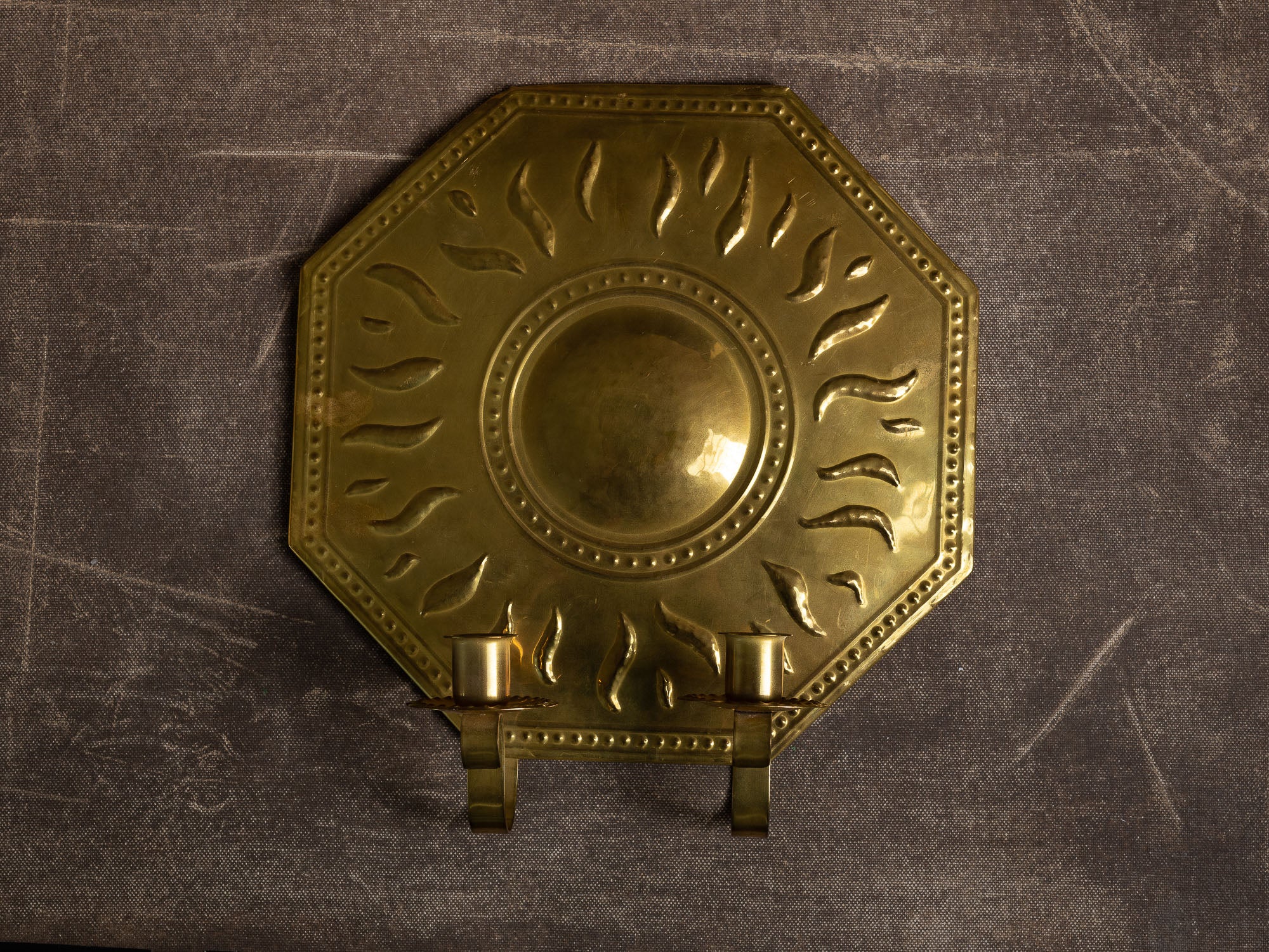 Grand candélabre d'applique à deux lumières en laiton par Torbjörn Testad, Suède (vers 1975-80)..Large octogonal brass wall hanging candle holders by Torbjörn Testad, Sweden (ca. 1975-80)