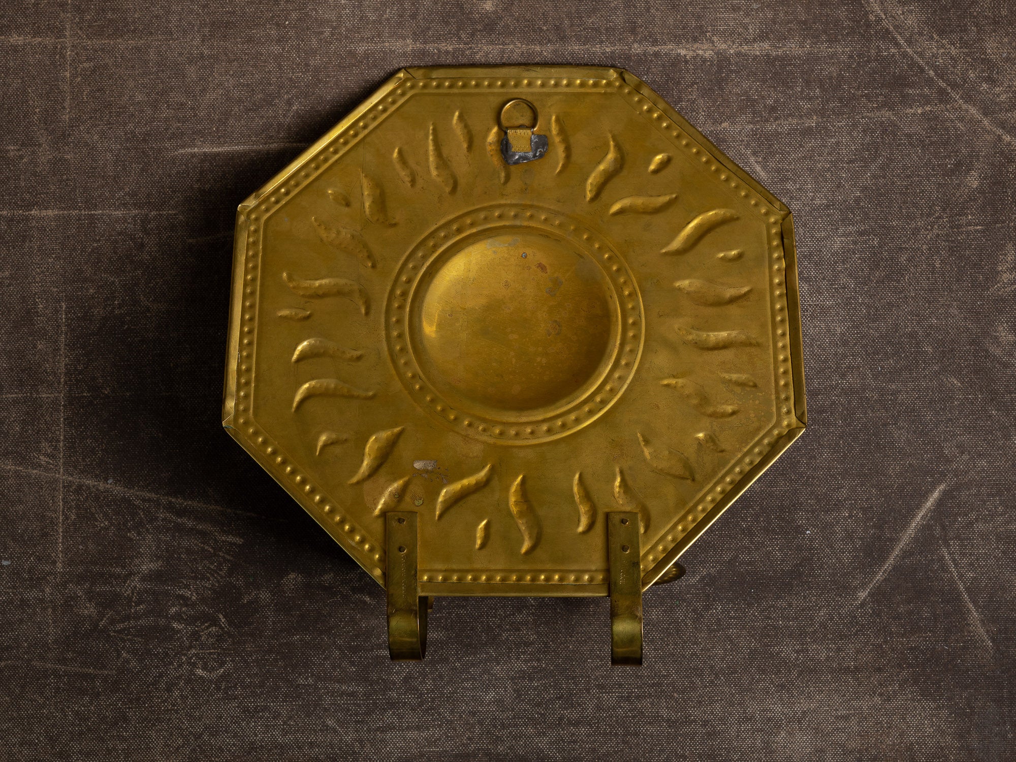 Grand candélabre d'applique à deux lumières en laiton par Torbjörn Testad, Suède (vers 1975-80)..Large octogonal brass wall hanging candle holders by Torbjörn Testad, Sweden (ca. 1975-80)