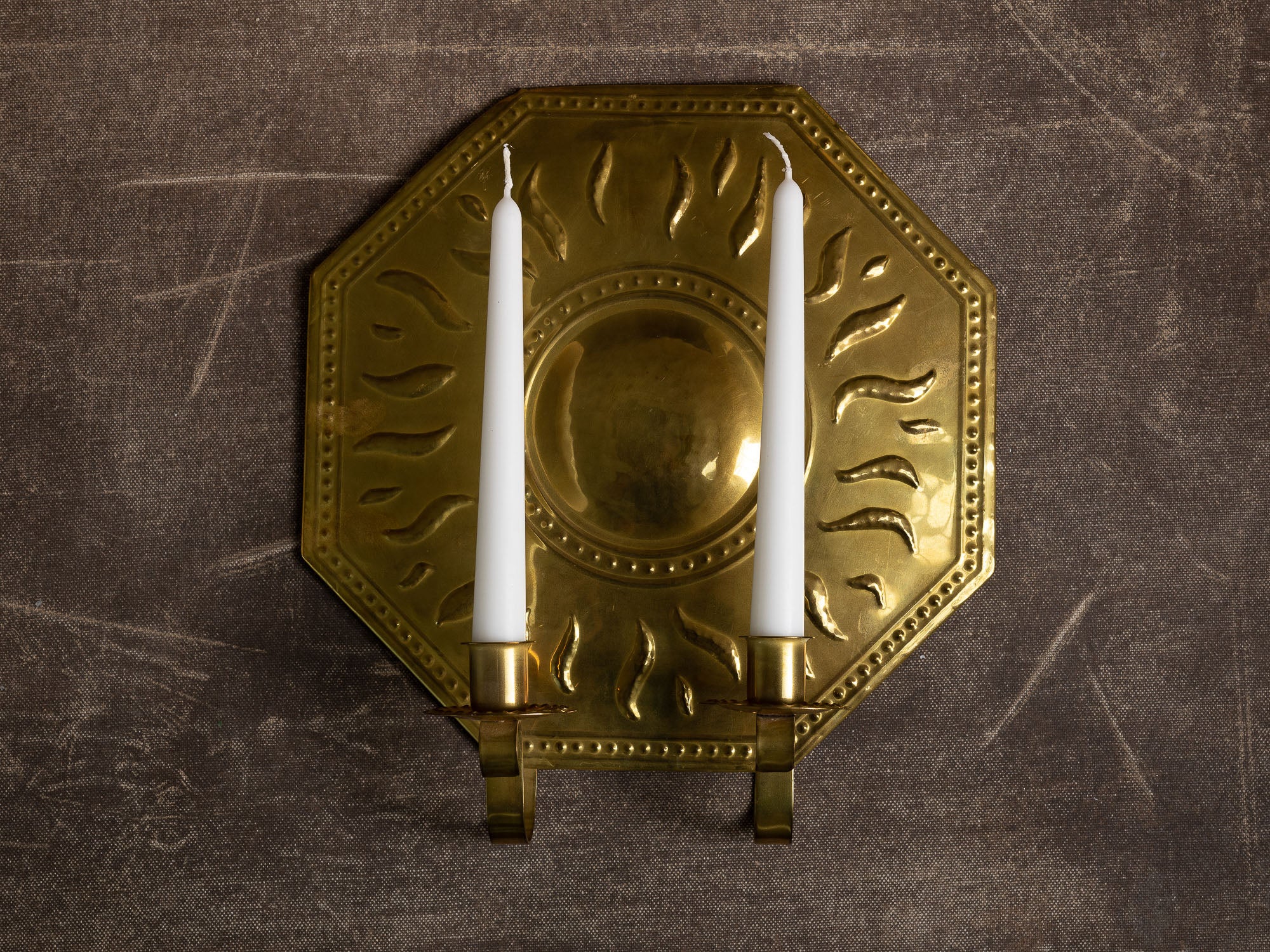 Grand candélabre d'applique à deux lumières en laiton par Torbjörn Testad, Suède (vers 1975-80)..Large octogonal brass wall hanging candle holders by Torbjörn Testad, Sweden (ca. 1975-80)