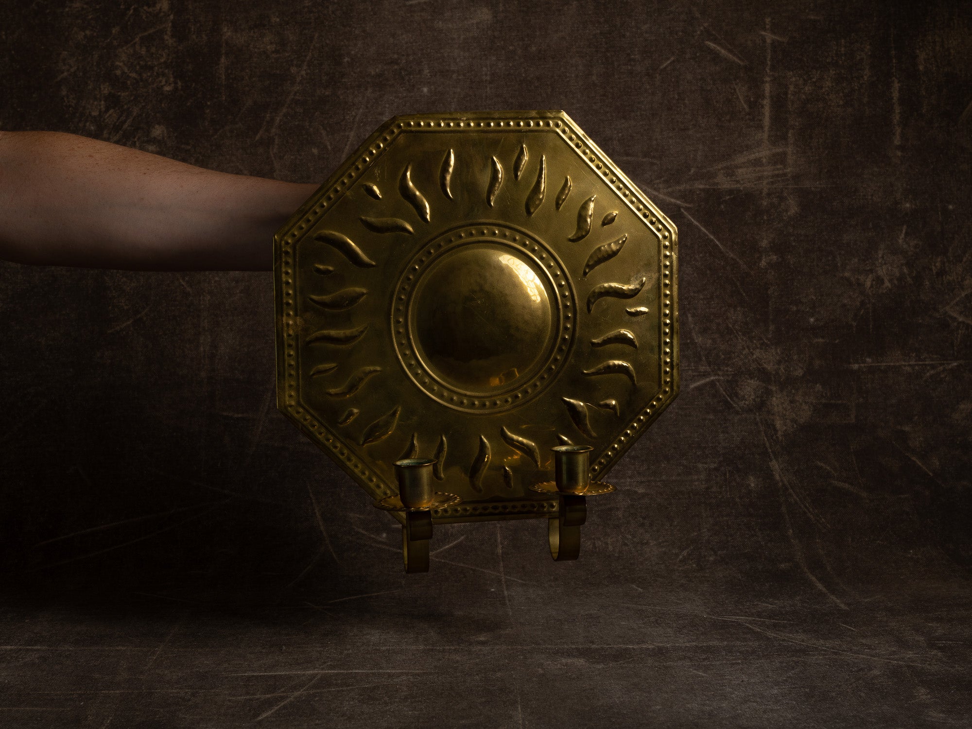 Grand candélabre d'applique à deux lumières en laiton par Torbjörn Testad, Suède (vers 1975-80)..Large octogonal brass wall hanging candle holders by Torbjörn Testad, Sweden (ca. 1975-80)