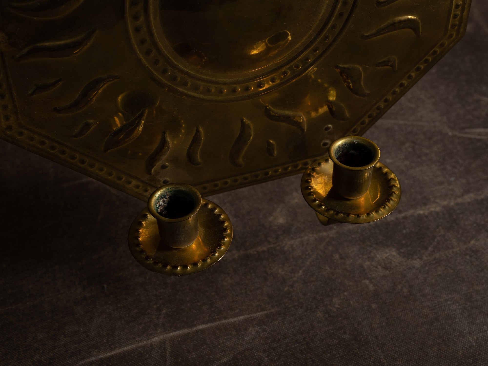 Grand candélabre d'applique à deux lumières en laiton par Torbjörn Testad, Suède (vers 1975-80)..Large octogonal brass wall hanging candle holders by Torbjörn Testad, Sweden (ca. 1975-80)