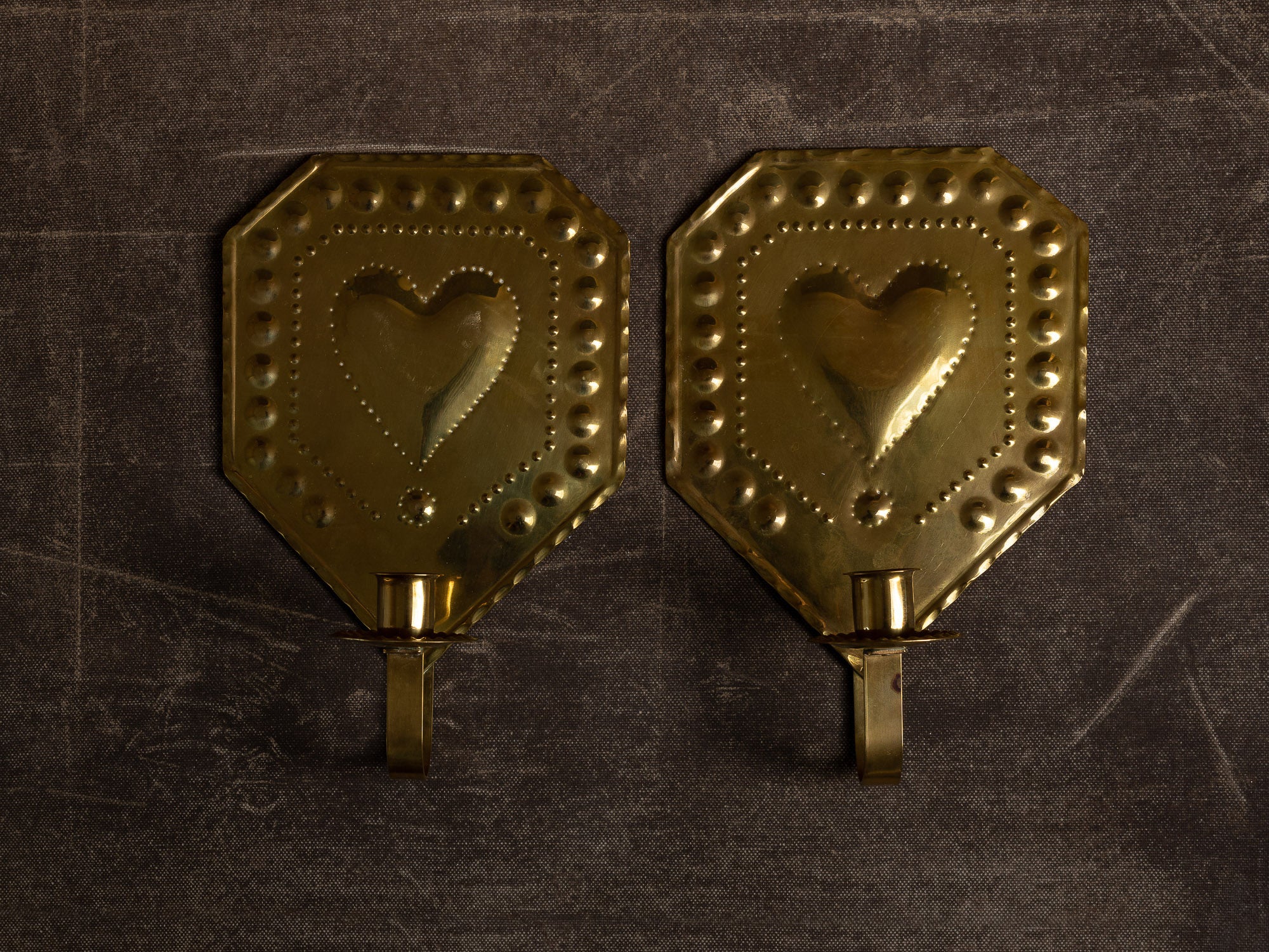 Paire de candélabres d'applique en laiton par Torbjörn Testad, Suède (vers 1975-80)..Set of 2 Brass wall hanging candle holders by Torbjörn Testad, Sweden (ca. 1975-80)