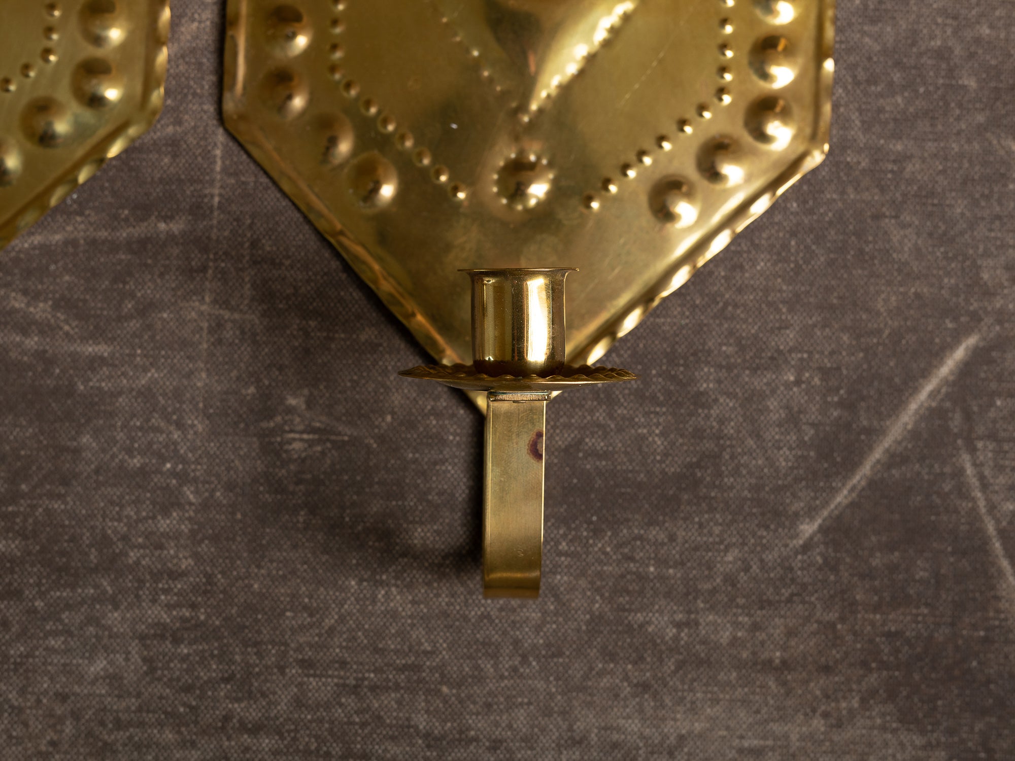 Paire de candélabres d'applique en laiton par Torbjörn Testad, Suède (vers 1975-80)..Set of 2 Brass wall hanging candle holders by Torbjörn Testad, Sweden (ca. 1975-80)