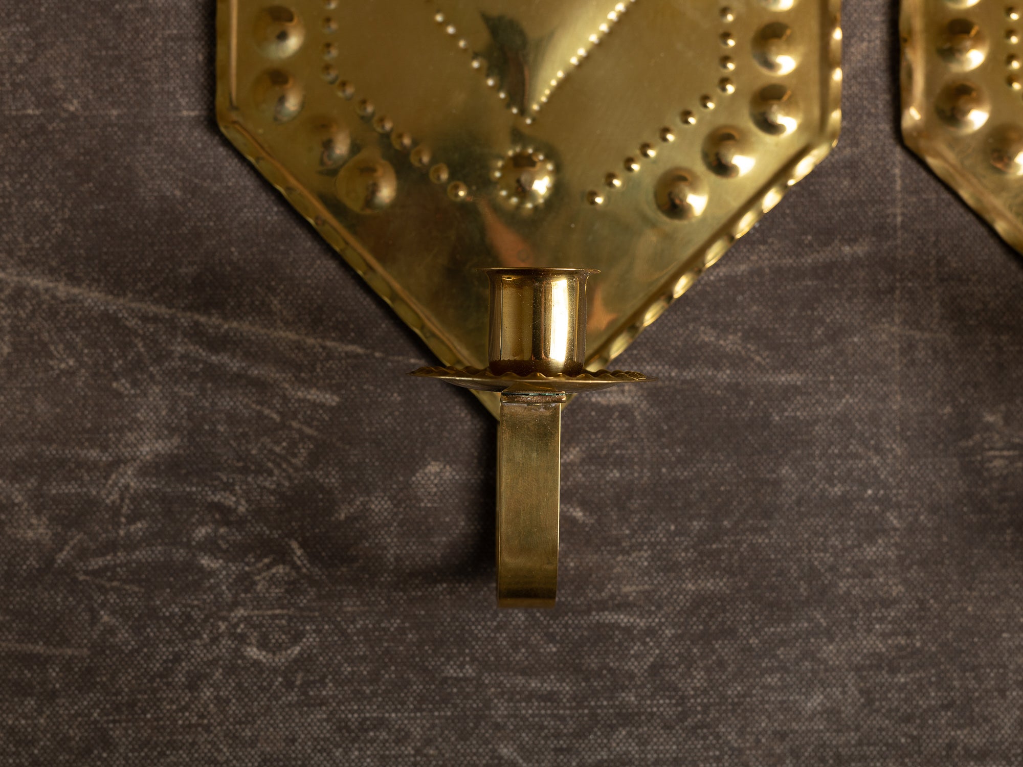 Paire de candélabres d'applique en laiton par Torbjörn Testad, Suède (vers 1975-80)..Set of 2 Brass wall hanging candle holders by Torbjörn Testad, Sweden (ca. 1975-80)