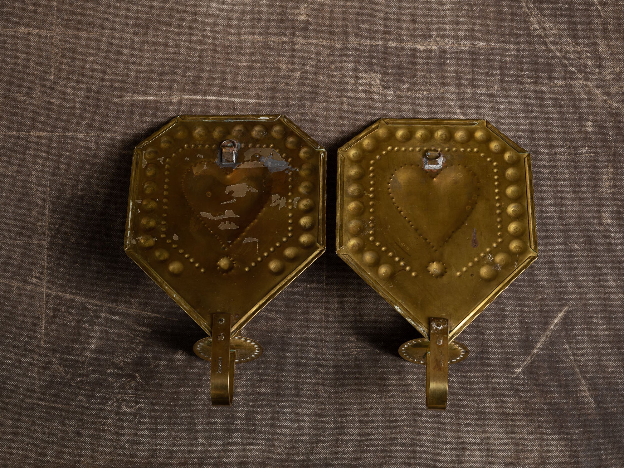 Paire de candélabres d'applique en laiton par Torbjörn Testad, Suède (vers 1975-80)..Set of 2 Brass wall hanging candle holders by Torbjörn Testad, Sweden (ca. 1975-80)