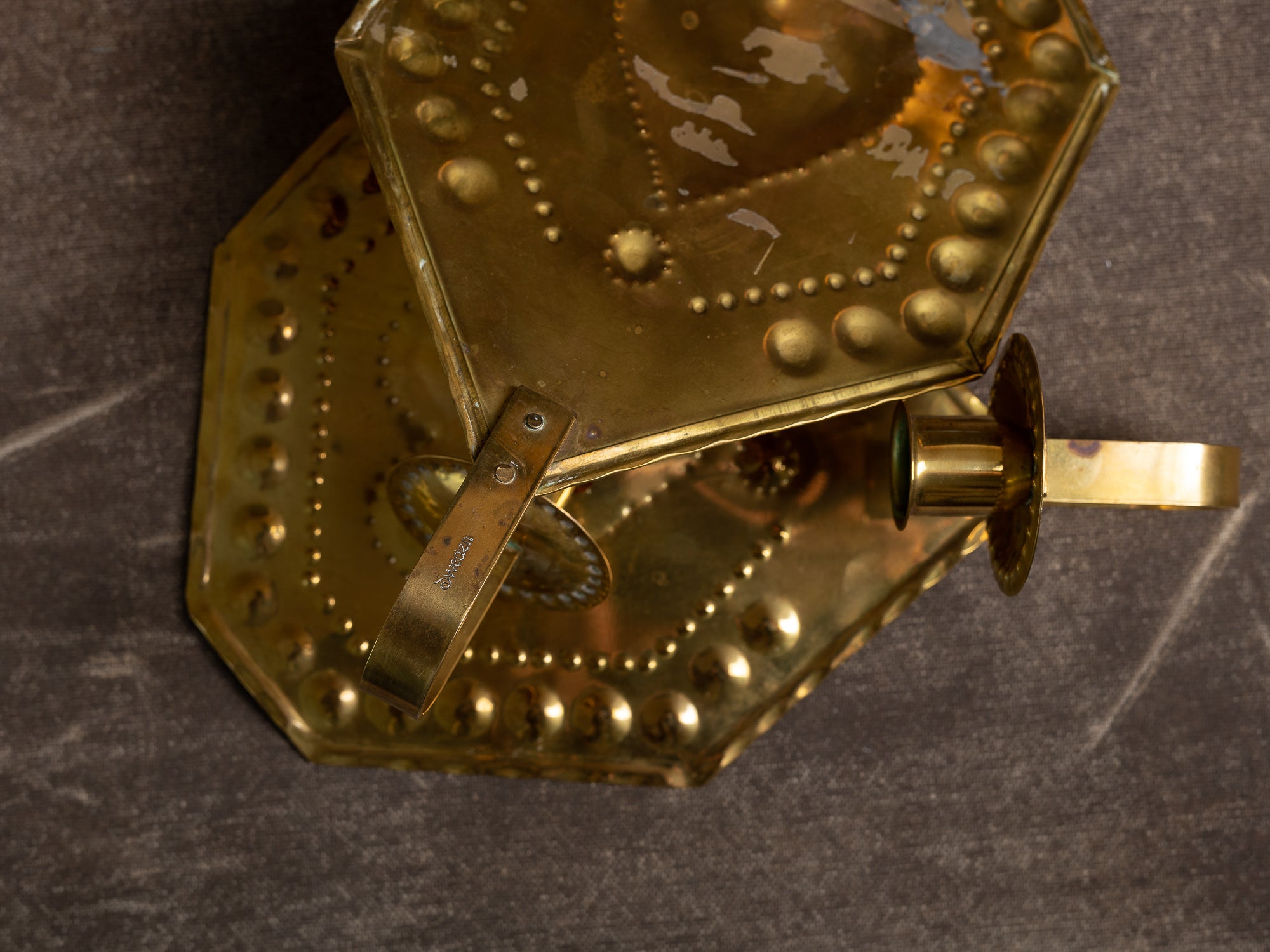 Paire de candélabres d'applique en laiton par Torbjörn Testad, Suède (vers 1975-80)..Set of 2 Brass wall hanging candle holders by Torbjörn Testad, Sweden (ca. 1975-80)