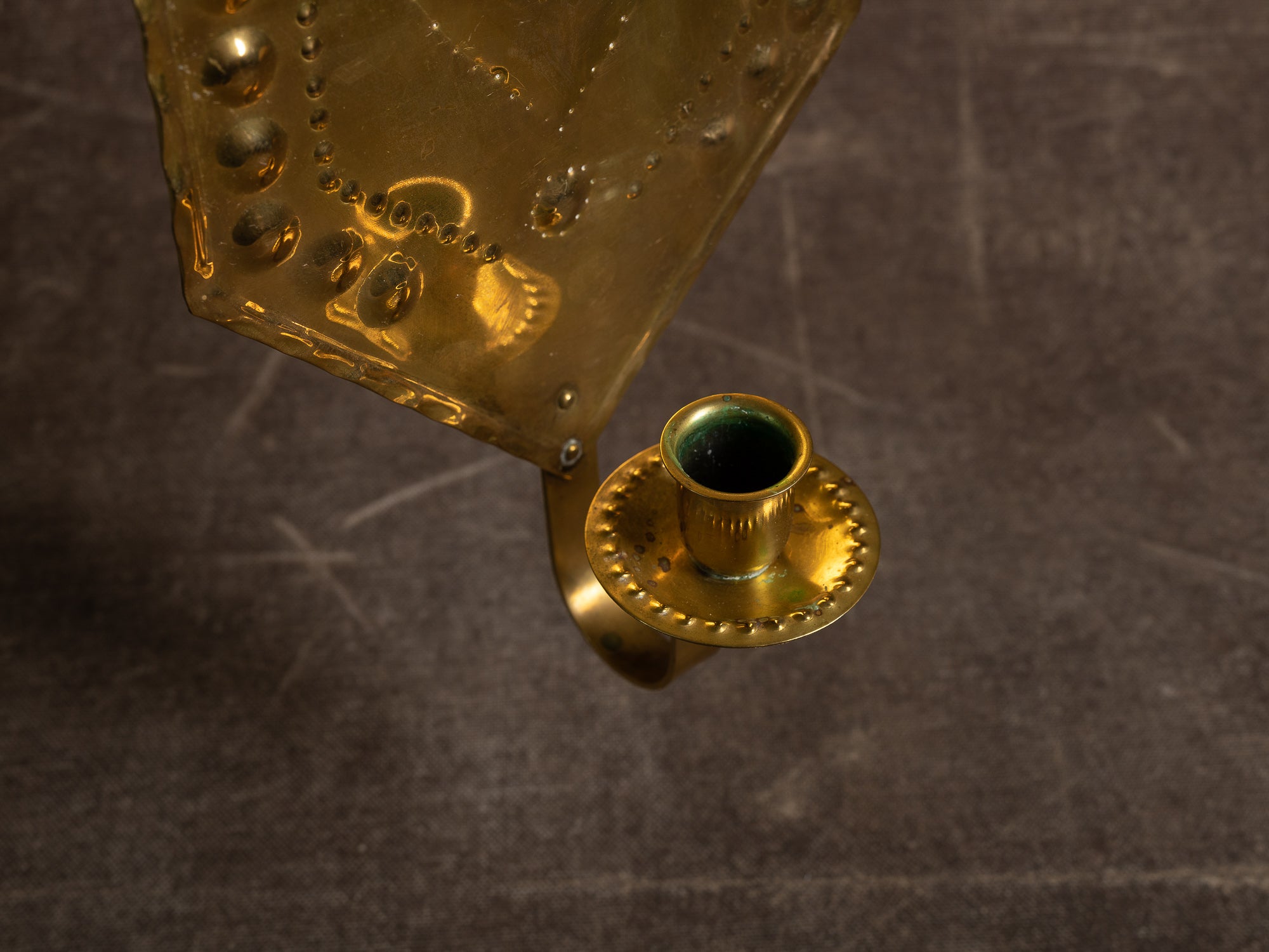 Paire de candélabres d'applique en laiton par Torbjörn Testad, Suède (vers 1975-80)..Set of 2 Brass wall hanging candle holders by Torbjörn Testad, Sweden (ca. 1975-80)