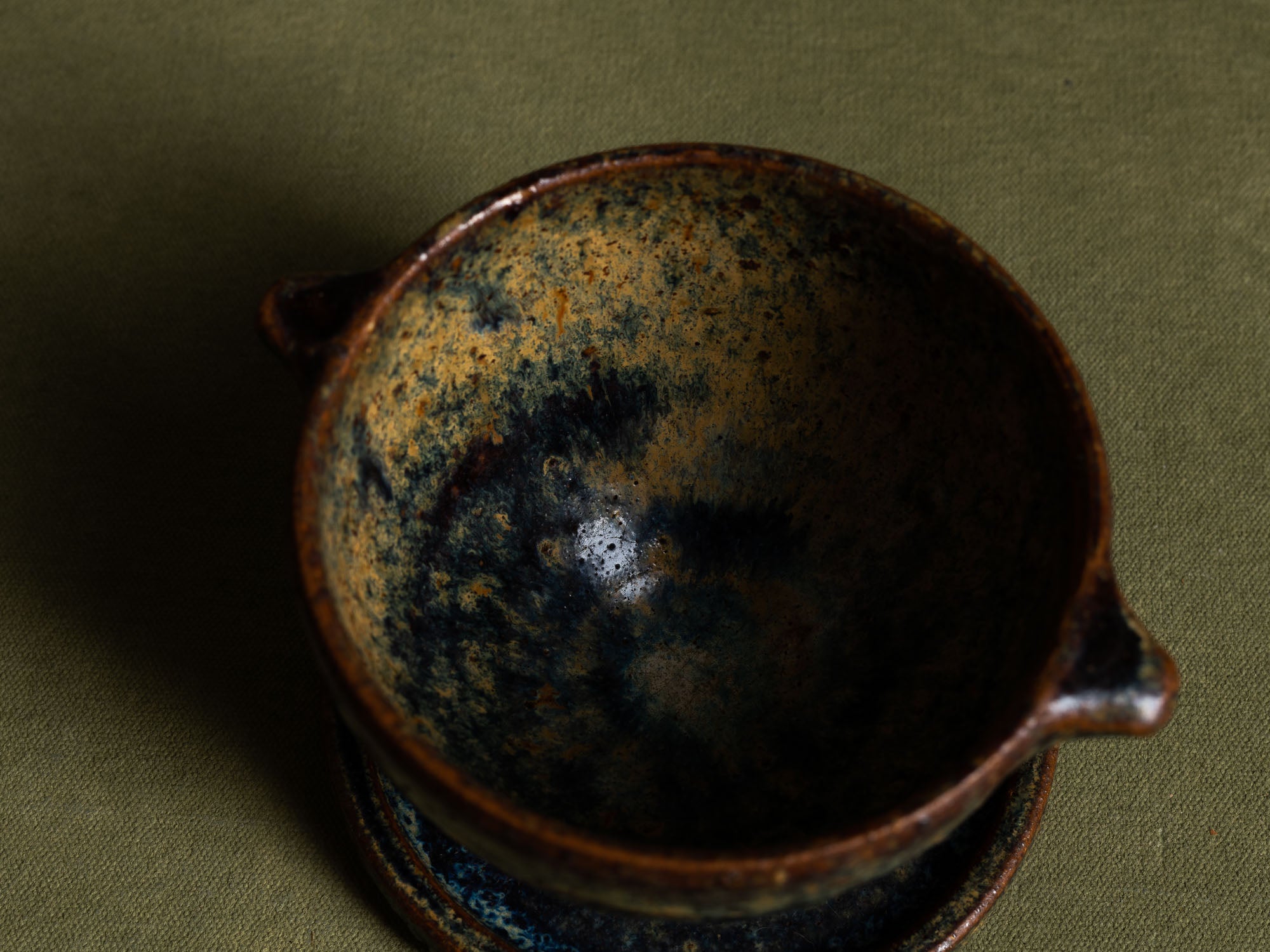 Bol à thé, suiveur de Gutte Eriksen, Danemark (Fin des années 1950 / début des années 1960)..Tea bowl, follower of Gutte Eriksen, Denmark (Late 1950s / early 1960s)