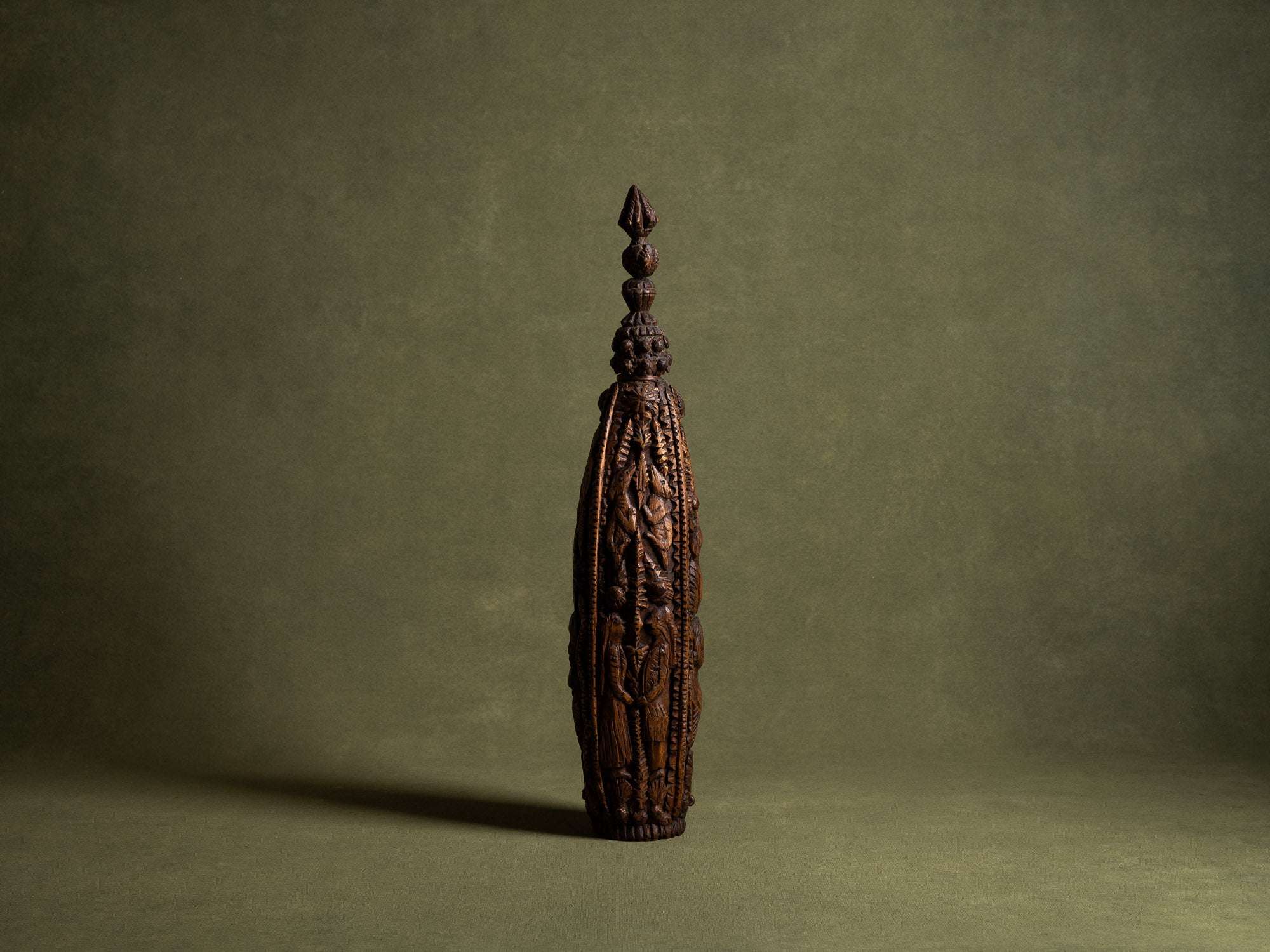 Bouteille de mariage en bois sculpté, art paysan, France (Fin du XIXe / début du XX siècle)..Unique Old wooden carved wedding bottle, Peasant art, France (Late 19th / early 20th century)