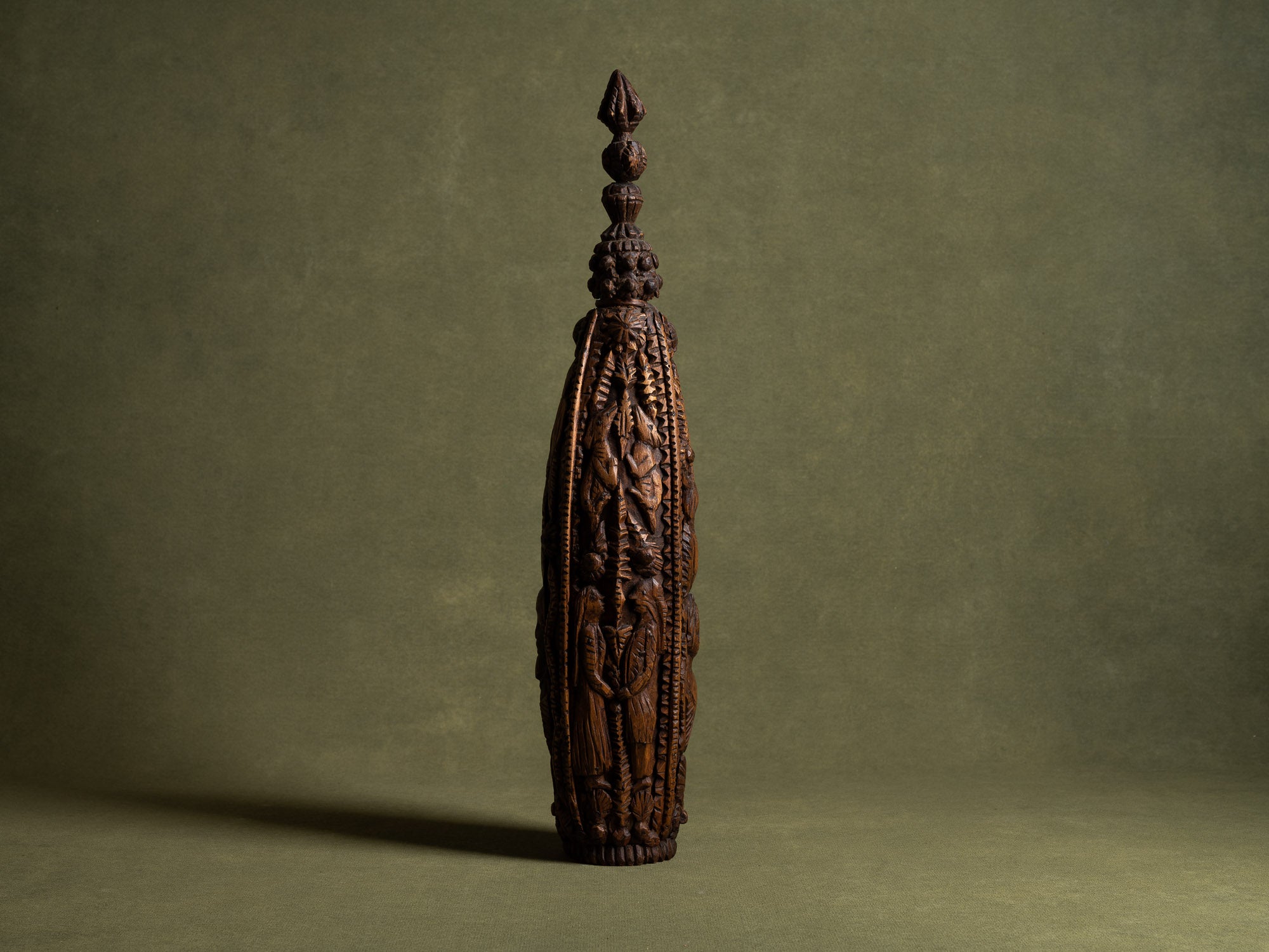 Bouteille de mariage en bois sculpté, art paysan, France (Fin du XIXe / début du XX siècle)..Unique Old wooden carved wedding bottle, Peasant art, France (Late 19th / early 20th century)