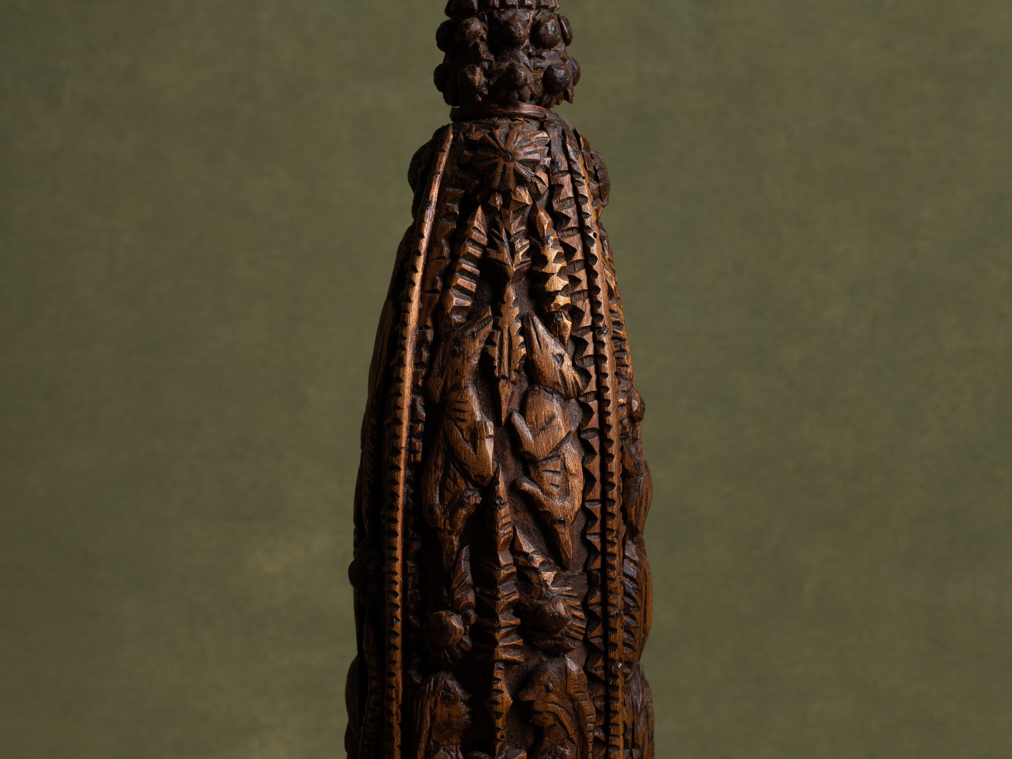 Bouteille de mariage en bois sculpté, art paysan, France (Fin du XIXe / début du XX siècle)..Unique Old wooden carved wedding bottle, Peasant art, France (Late 19th / early 20th century)