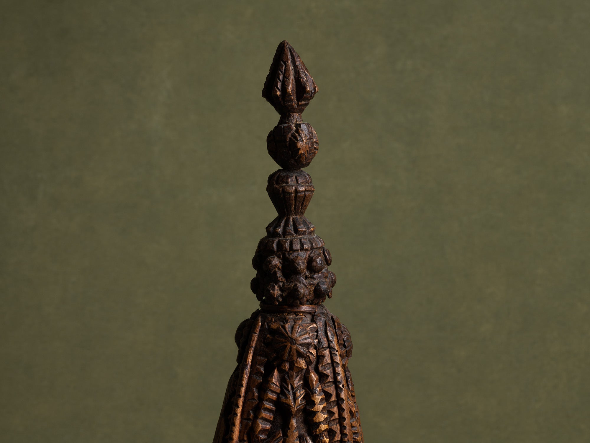 Bouteille de mariage en bois sculpté, art paysan, France (Fin du XIXe / début du XX siècle)..Unique Old wooden carved wedding bottle, Peasant art, France (Late 19th / early 20th century)