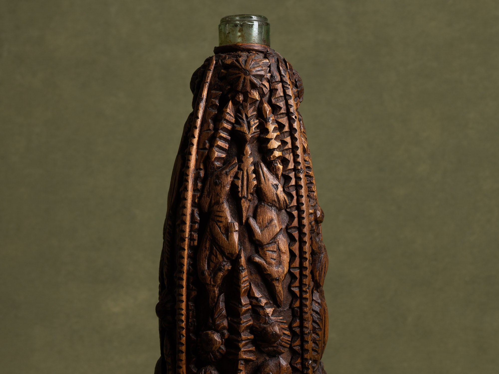 Bouteille de mariage en bois sculpté, art paysan, France (Fin du XIXe / début du XX siècle)..Unique Old wooden carved wedding bottle, Peasant art, France (Late 19th / early 20th century)
