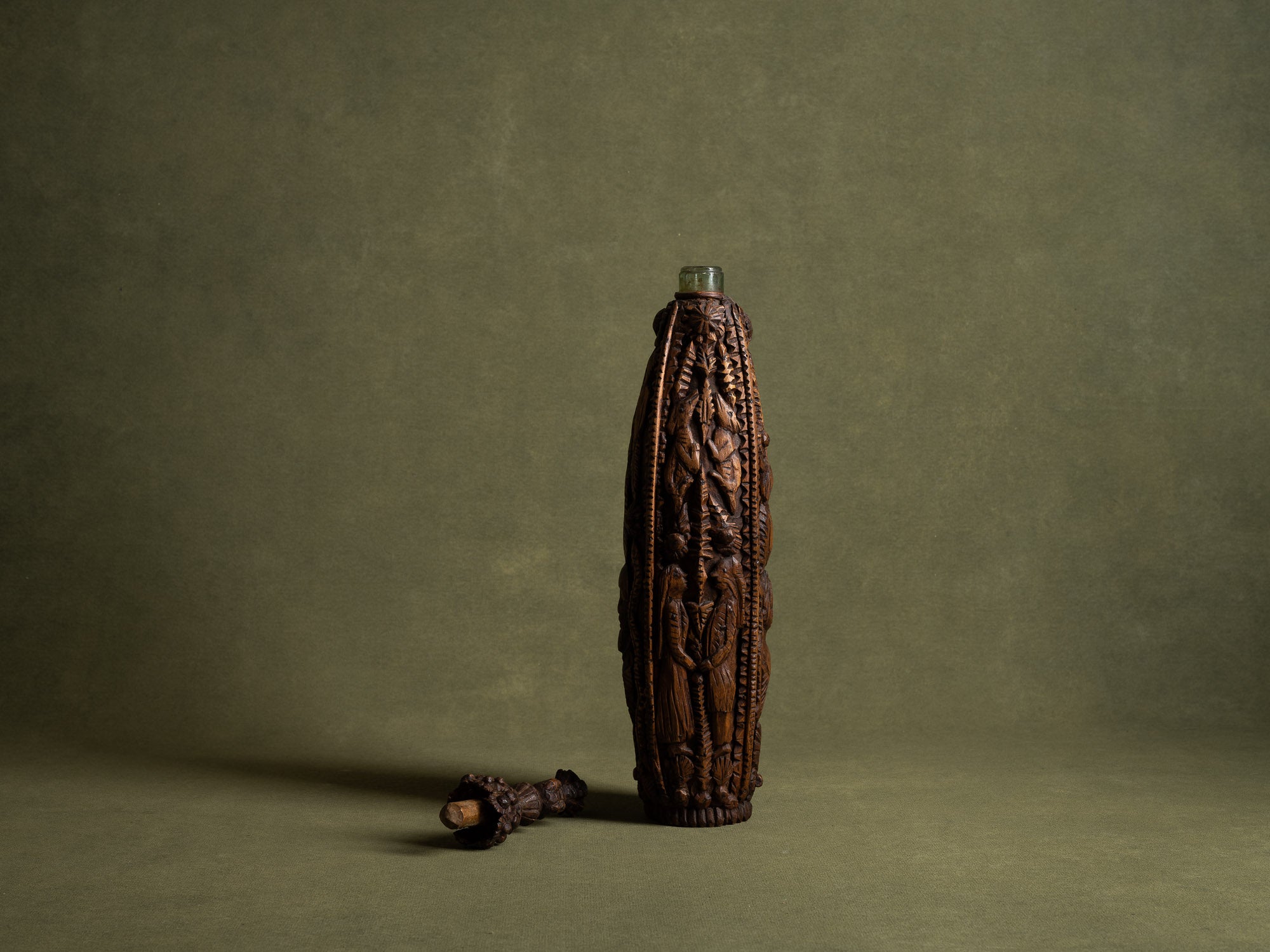 Bouteille de mariage en bois sculpté, art paysan, France (Fin du XIXe / début du XX siècle)..Unique Old wooden carved wedding bottle, Peasant art, France (Late 19th / early 20th century)