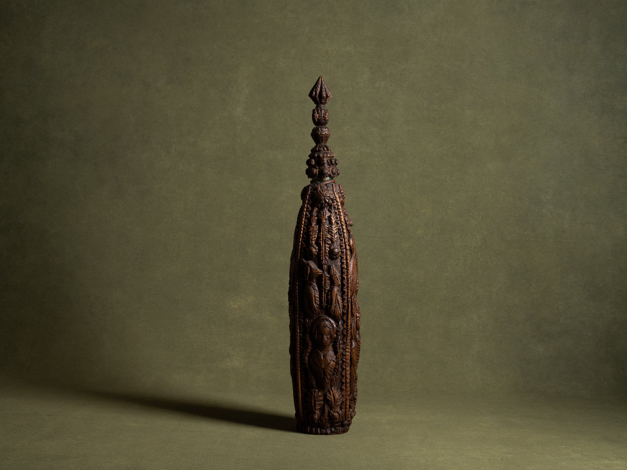 Bouteille de mariage en bois sculpté, art paysan, France (Fin du XIXe / début du XX siècle)..Unique Old wooden carved wedding bottle, Peasant art, France (Late 19th / early 20th century)