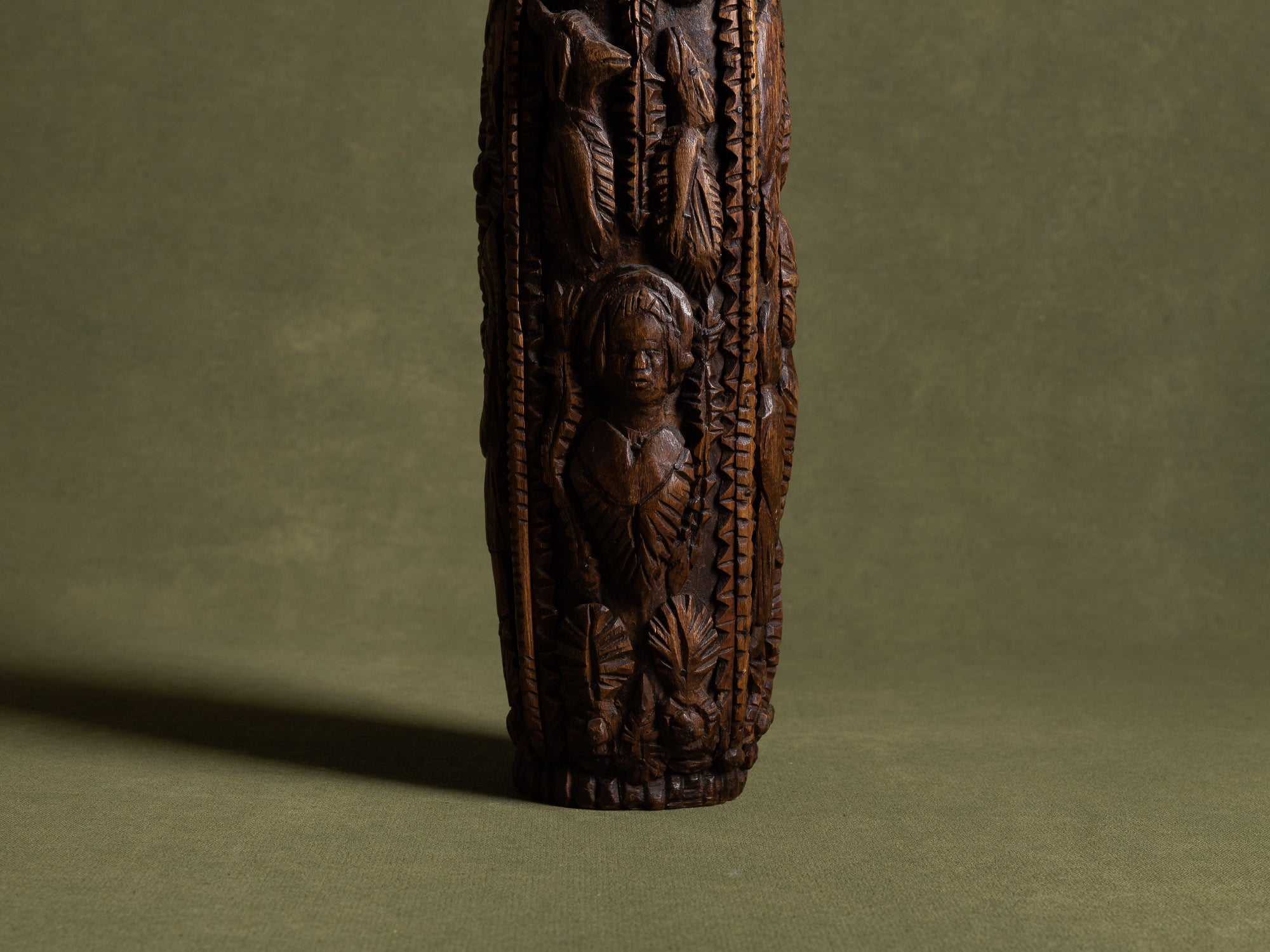 Bouteille de mariage en bois sculpté, art paysan, France (Fin du XIXe / début du XX siècle)..Unique Old wooden carved wedding bottle, Peasant art, France (Late 19th / early 20th century)