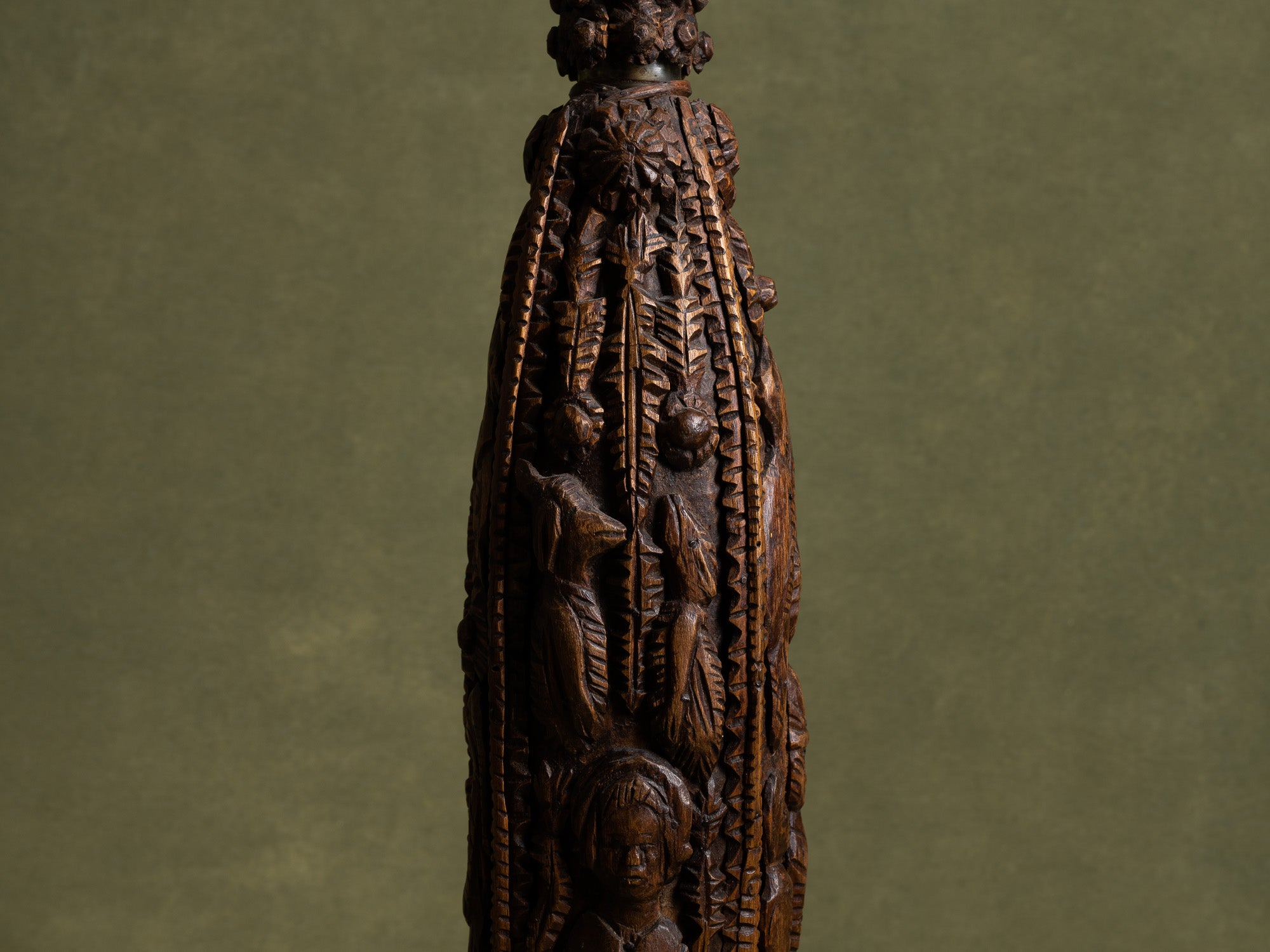 Bouteille de mariage en bois sculpté, art paysan, France (Fin du XIXe / début du XX siècle)..Unique Old wooden carved wedding bottle, Peasant art, France (Late 19th / early 20th century)