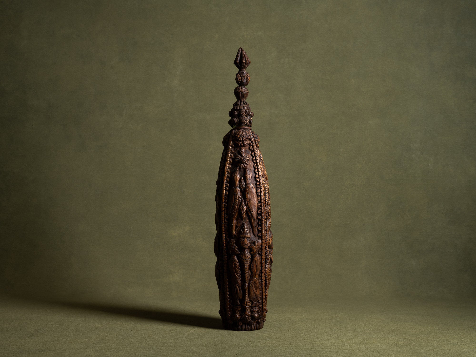 Bouteille de mariage en bois sculpté, art paysan, France (Fin du XIXe / début du XX siècle)..Unique Old wooden carved wedding bottle, Peasant art, France (Late 19th / early 20th century)