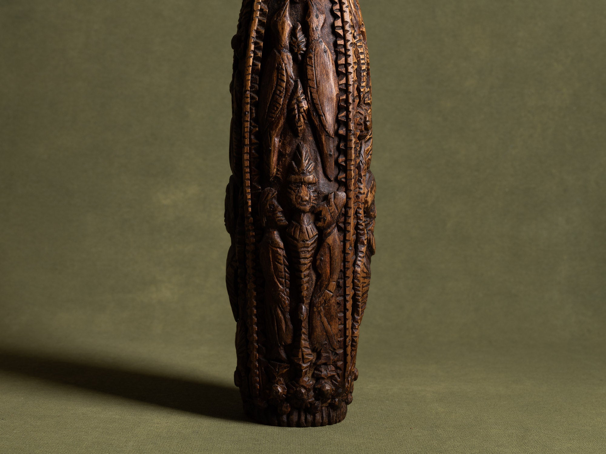 Bouteille de mariage en bois sculpté, art paysan, France (Fin du XIXe / début du XX siècle)..Unique Old wooden carved wedding bottle, Peasant art, France (Late 19th / early 20th century)