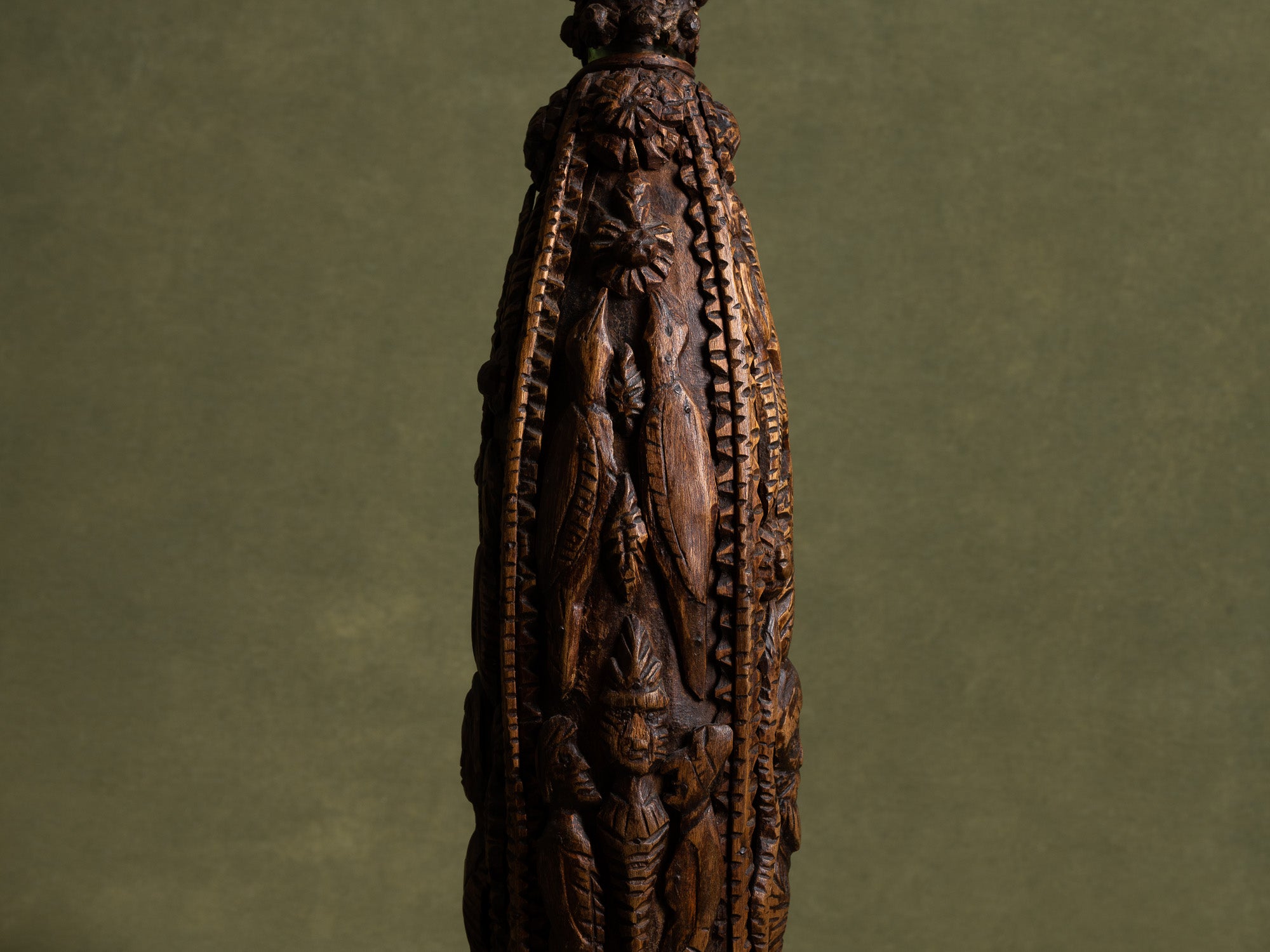 Bouteille de mariage en bois sculpté, art paysan, France (Fin du XIXe / début du XX siècle)..Unique Old wooden carved wedding bottle, Peasant art, France (Late 19th / early 20th century)